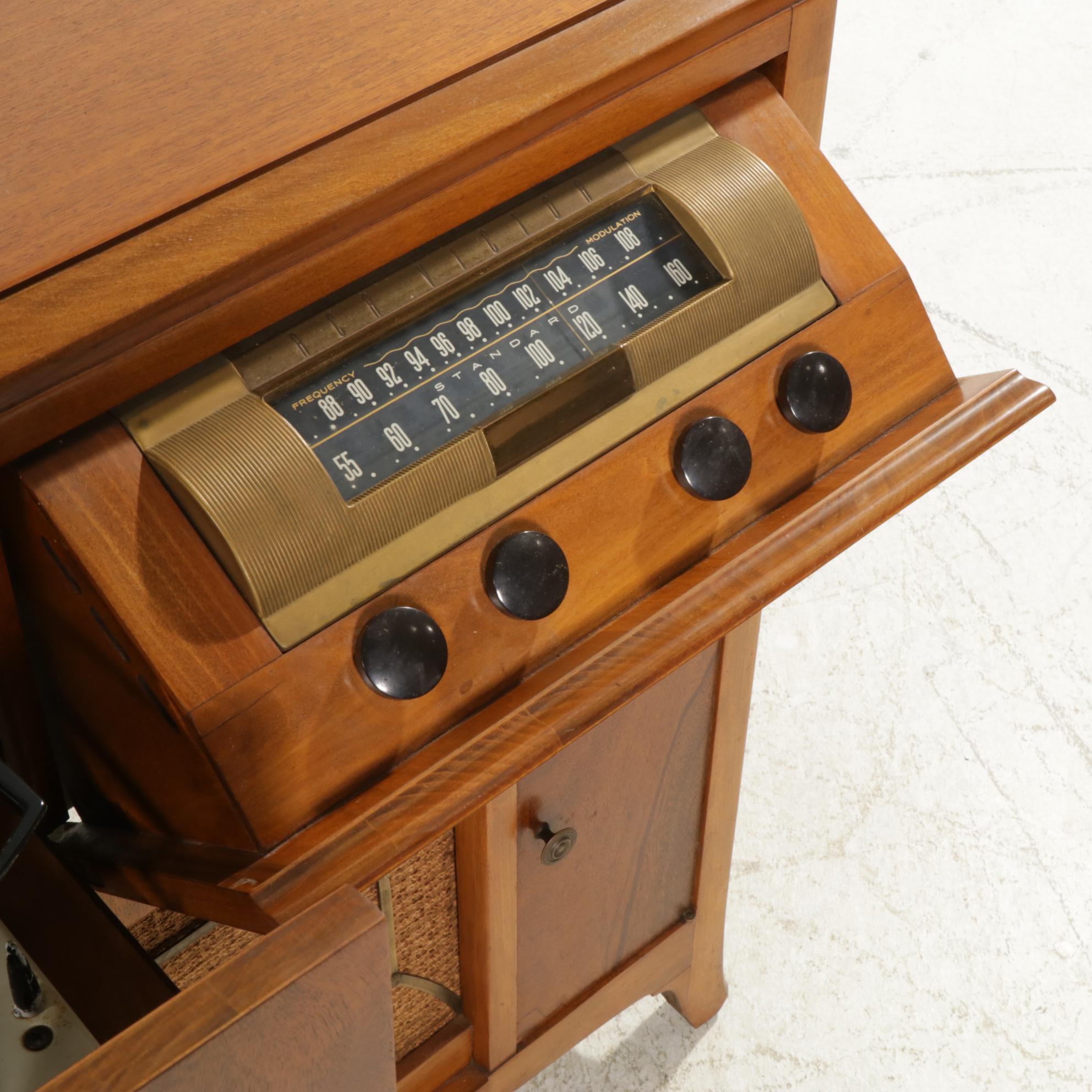 Mid Century Modern RCA Victor Record Player and Radio in Mahngany Cabinet