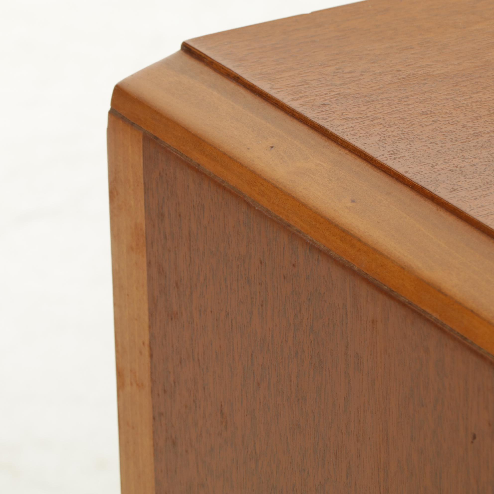 Mid Century Modern RCA Victor Record Player and Radio in Mahngany Cabinet