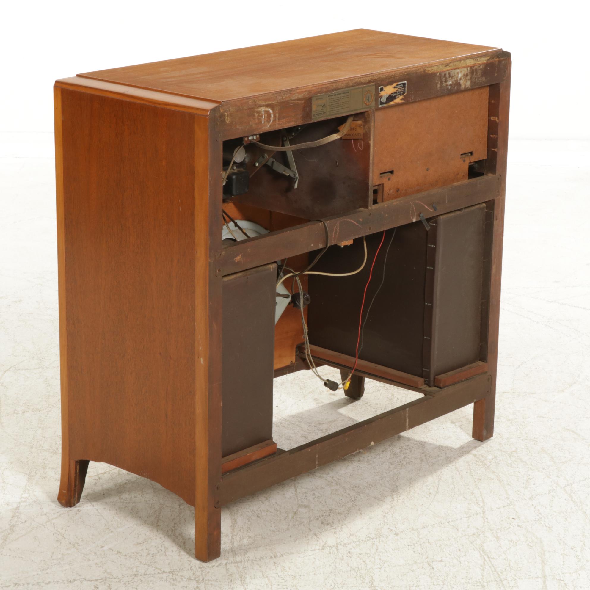 Mid Century Modern RCA Victor Record Player and Radio in Mahngany Cabinet