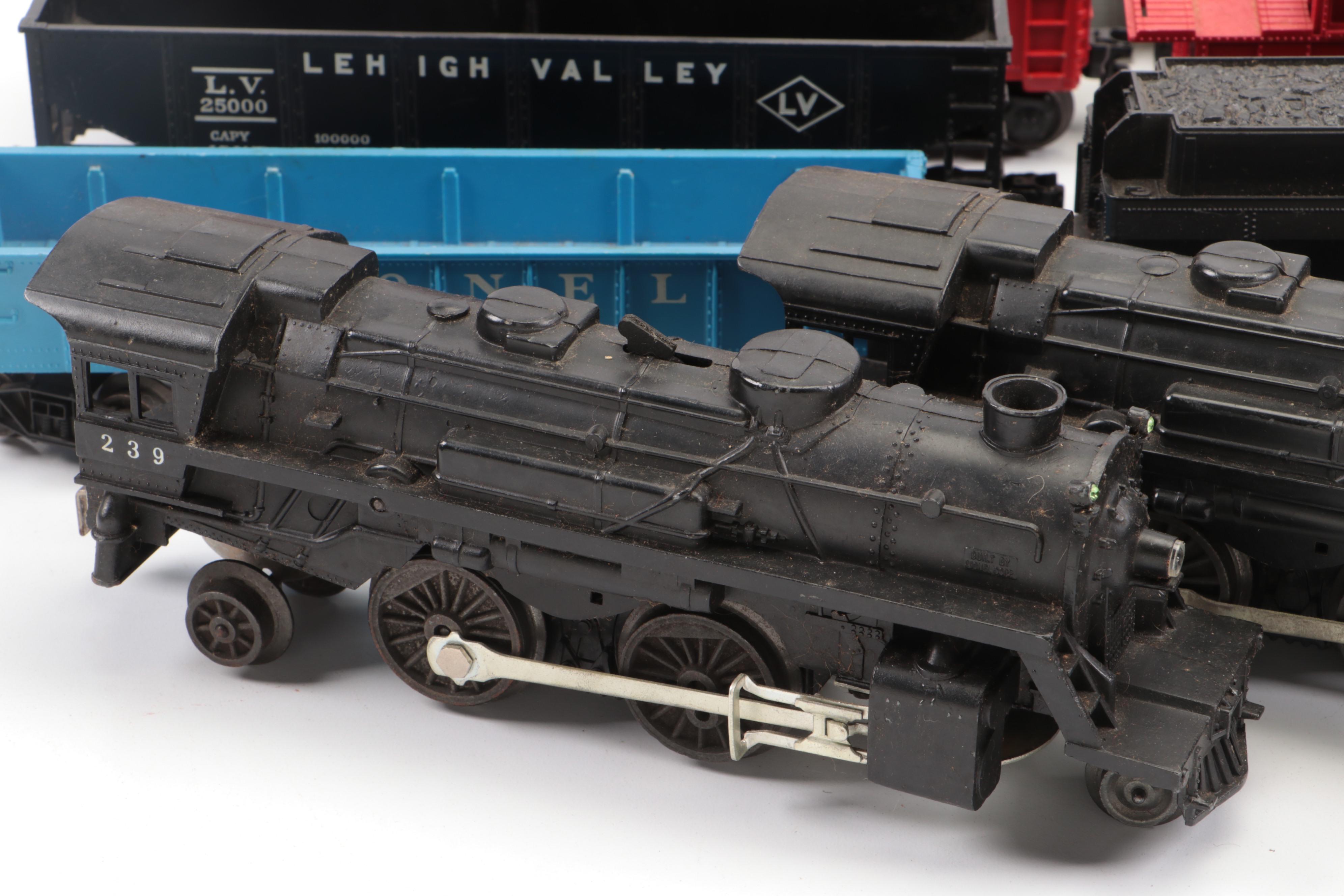 Lionel Co. Santa Fe Plastic Train Car with More Lionel Train Set Accessories