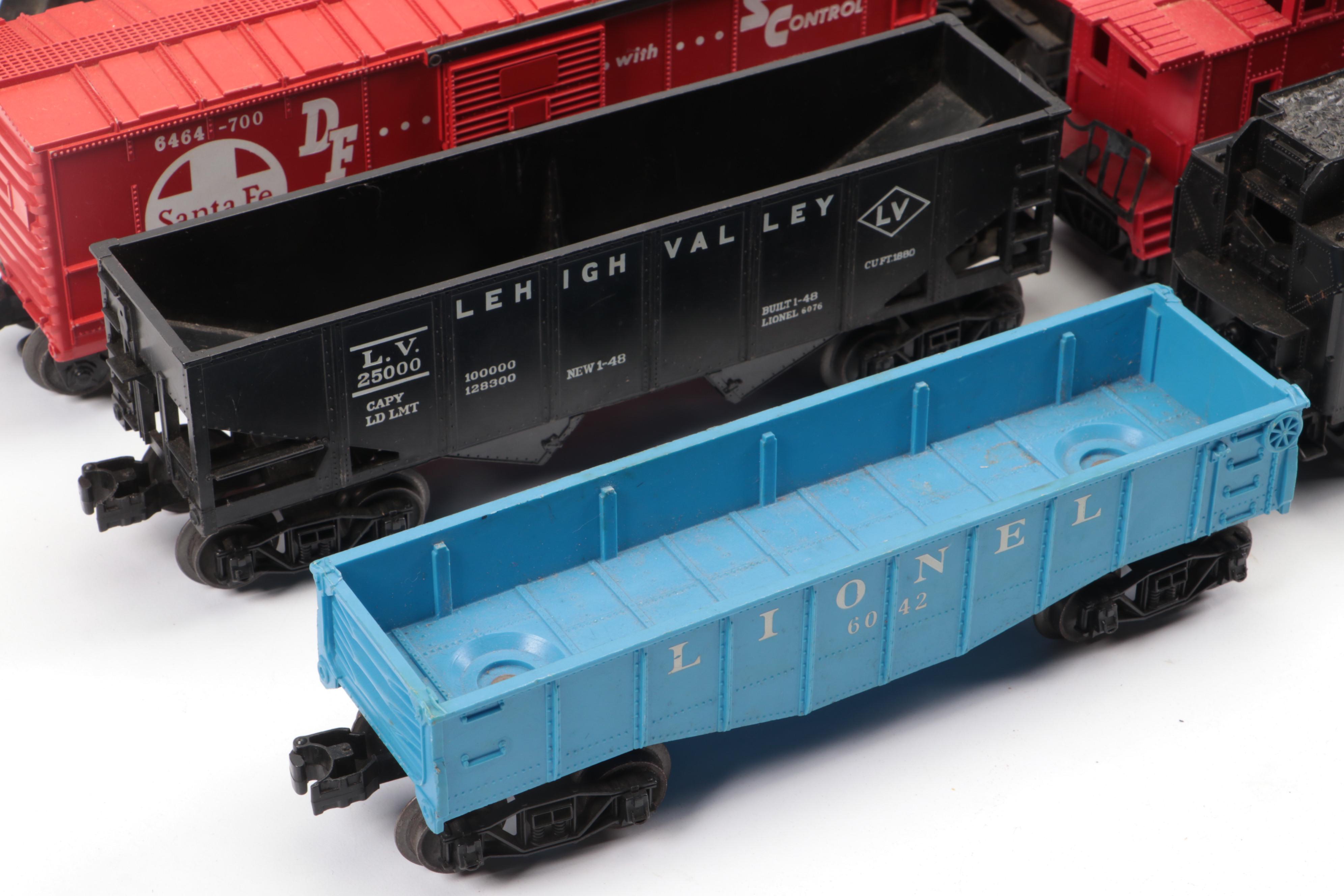 Lionel Co. Santa Fe Plastic Train Car with More Lionel Train Set Accessories