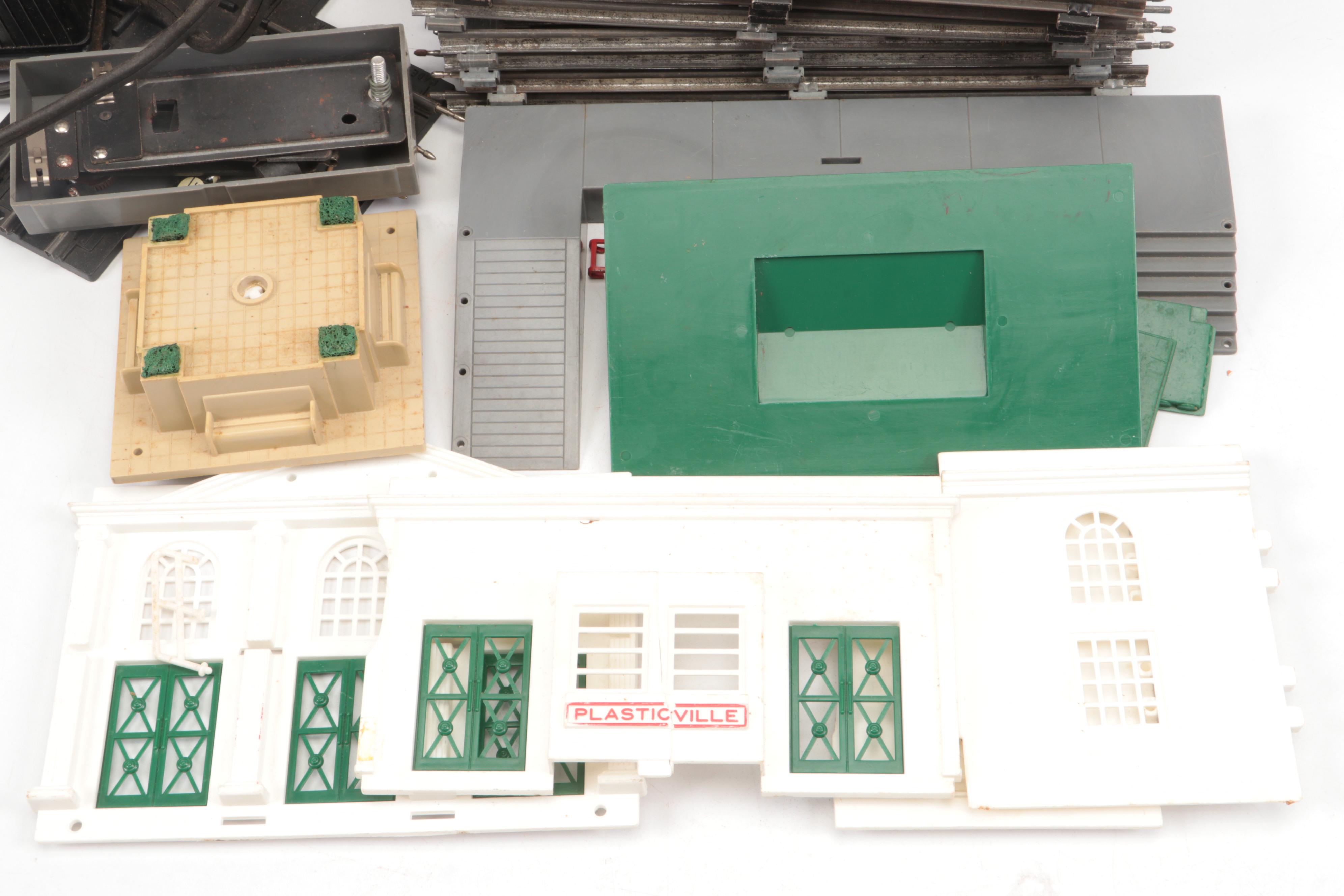 Lionel Co. Santa Fe Plastic Train Car with More Lionel Train Set Accessories