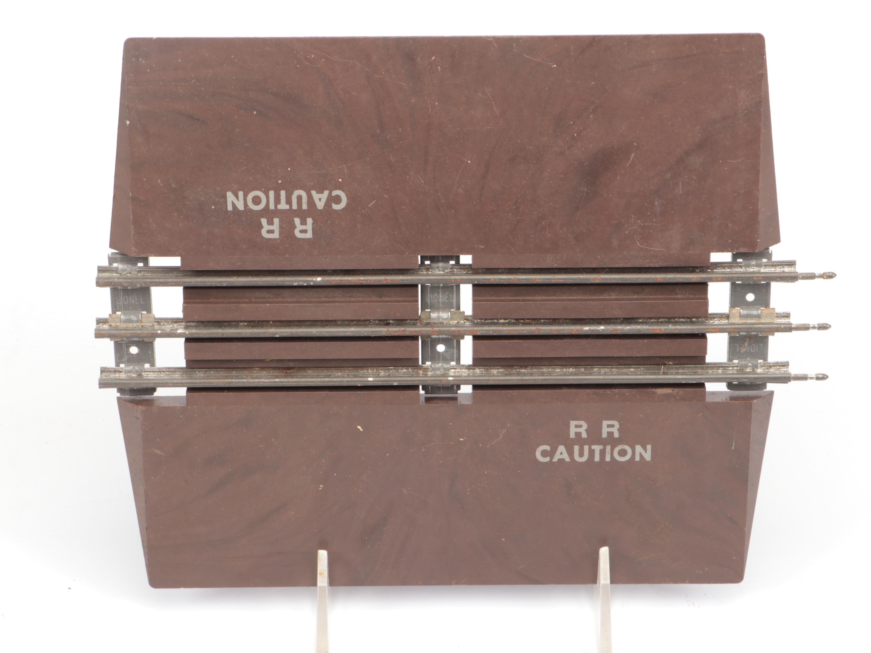 Lionel Co. Santa Fe Plastic Train Car with More Lionel Train Set Accessories