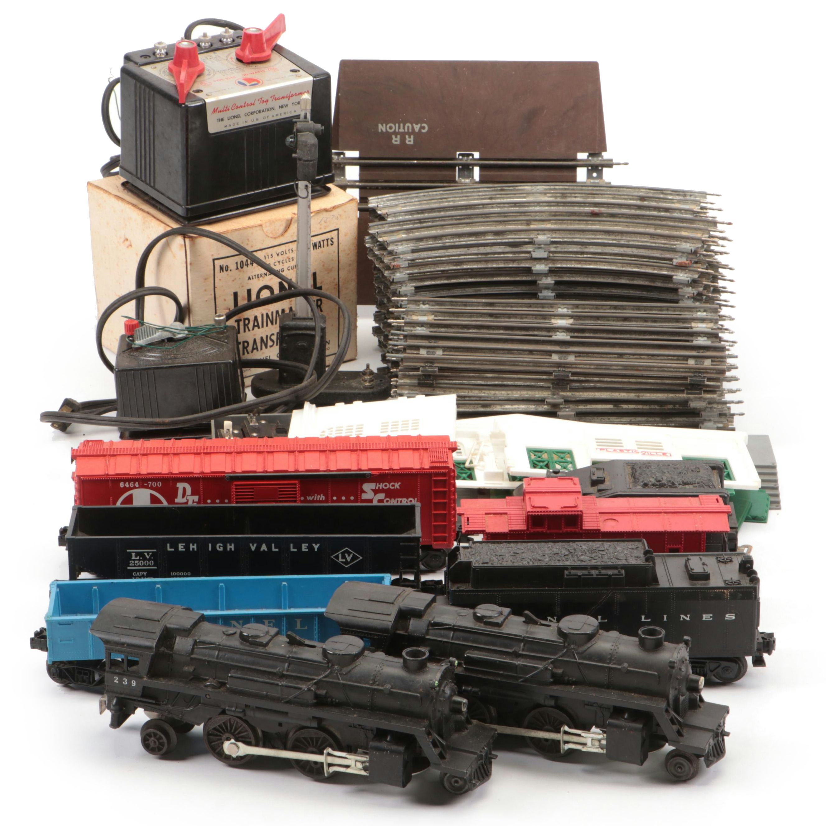 Lionel Co. Santa Fe Plastic Train Car with More Lionel Train Set Accessories