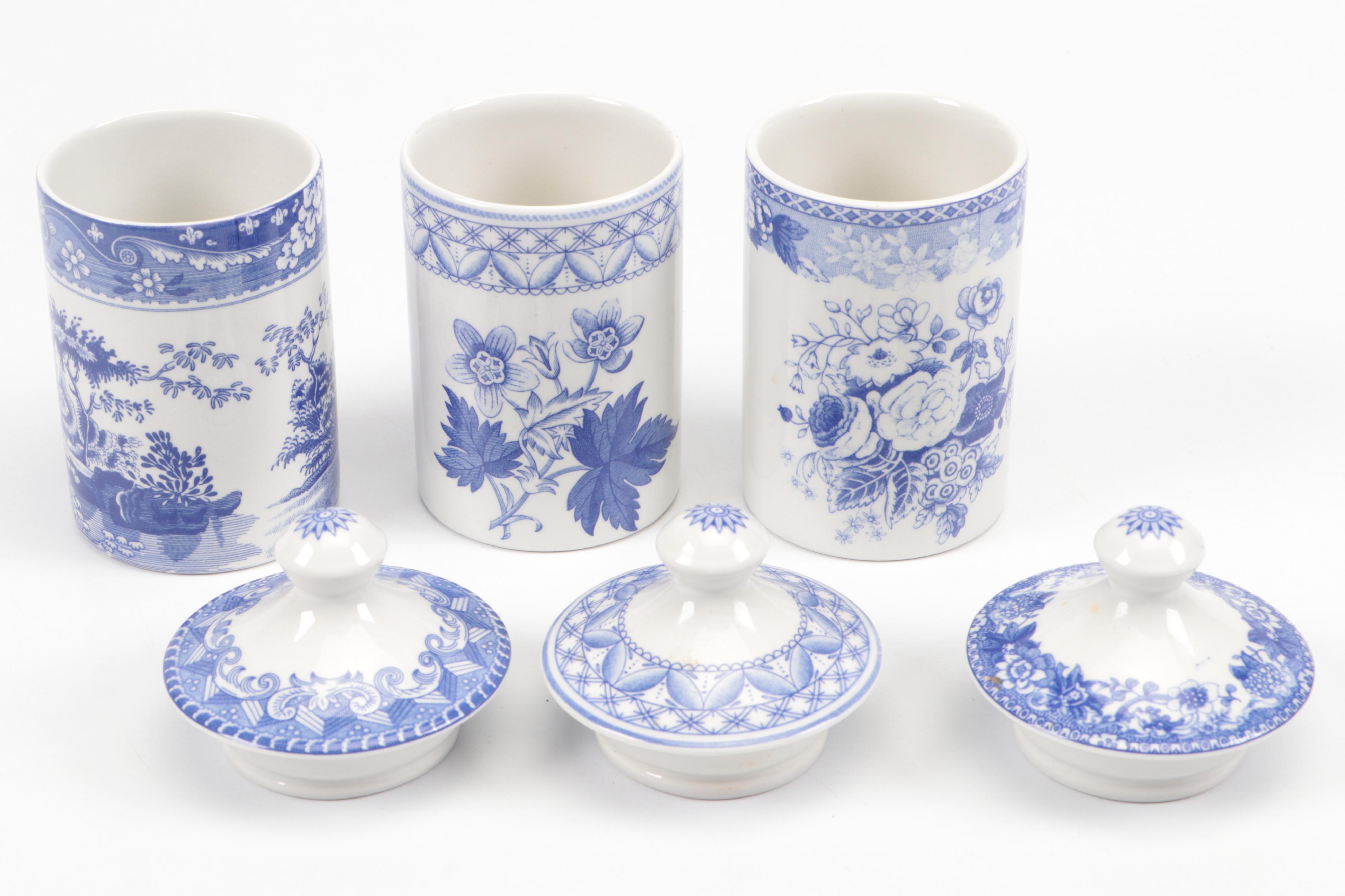 Spode Blue Room Collection Spice Jars with Bird Shaped Napkin Rings and Napkins