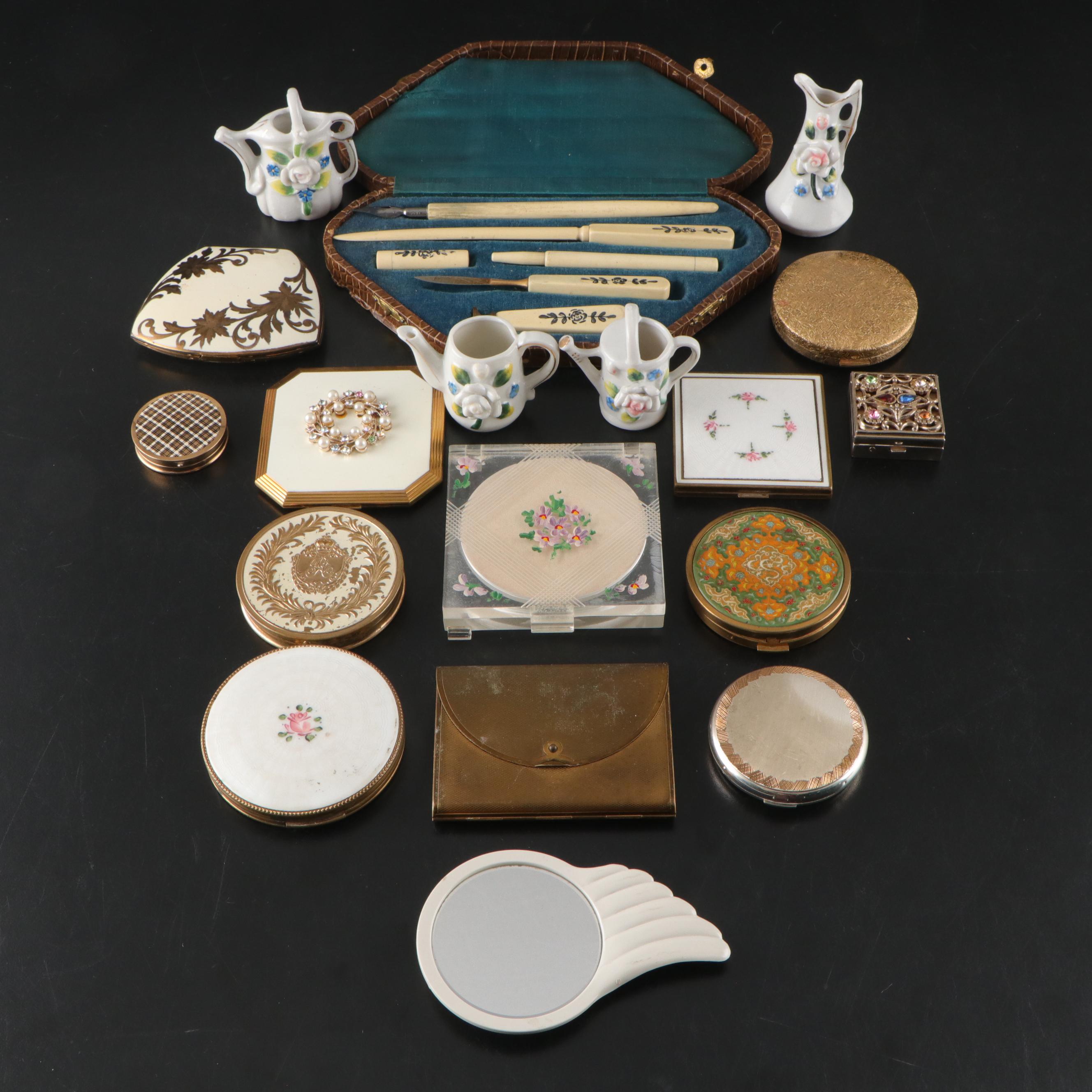 German Glico Bakelite Desk Set In Case with Compacts, Pillboxes, and More Décor