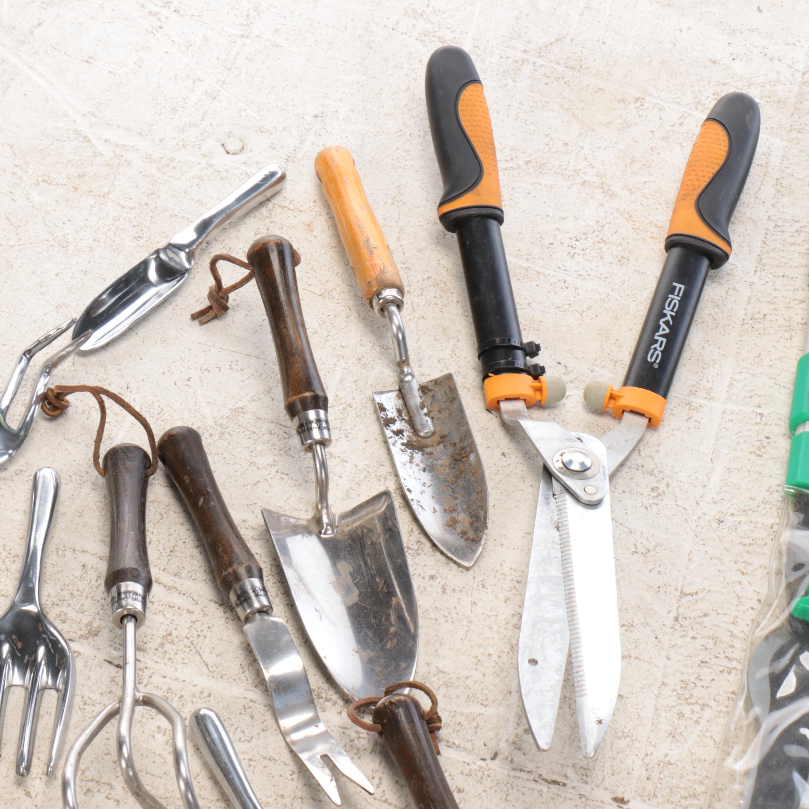 Scotts AccuGreen 2000 Seed Spreader, Rakes, Shears, and More Garden Tools