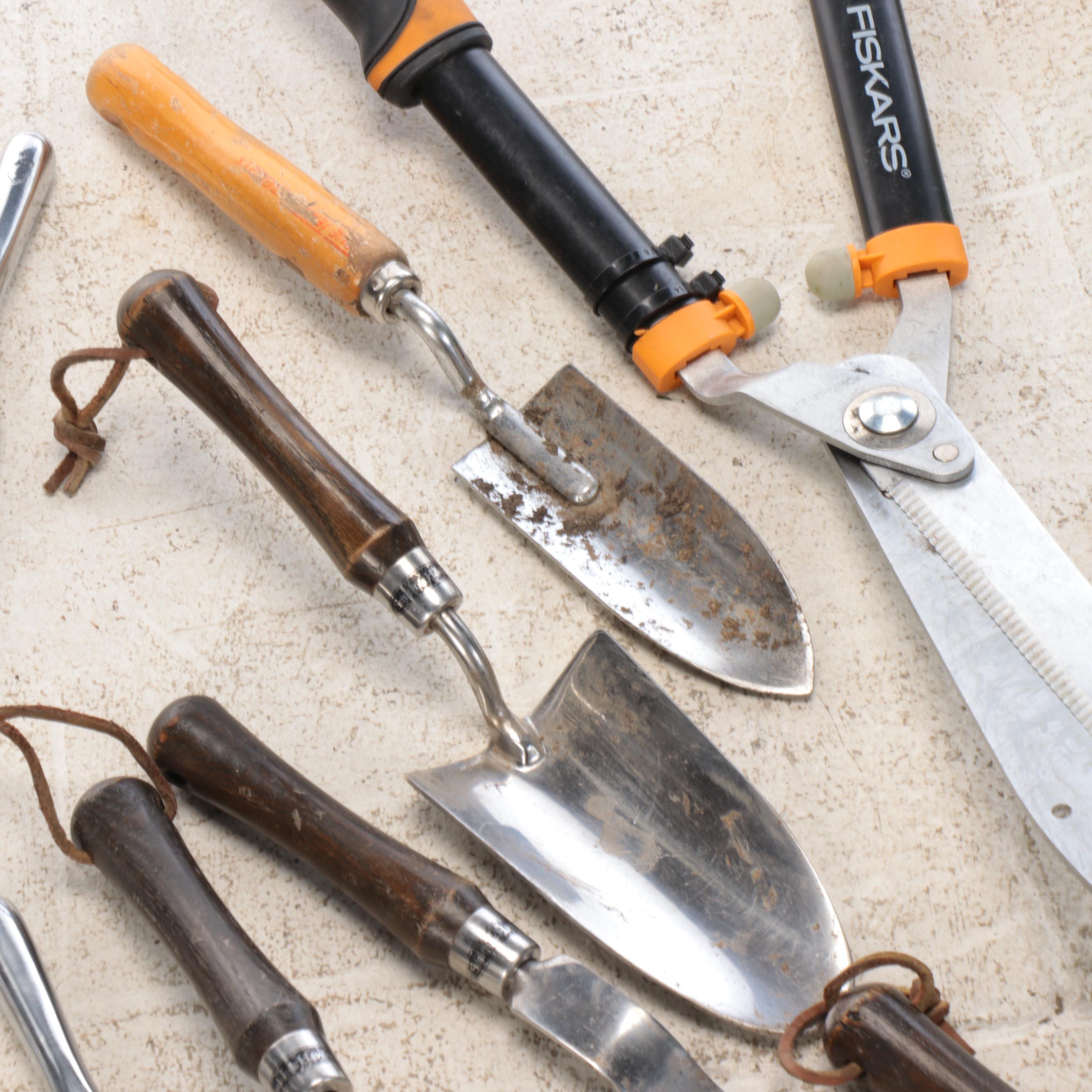 Scotts AccuGreen 2000 Seed Spreader, Rakes, Shears, and More Garden Tools