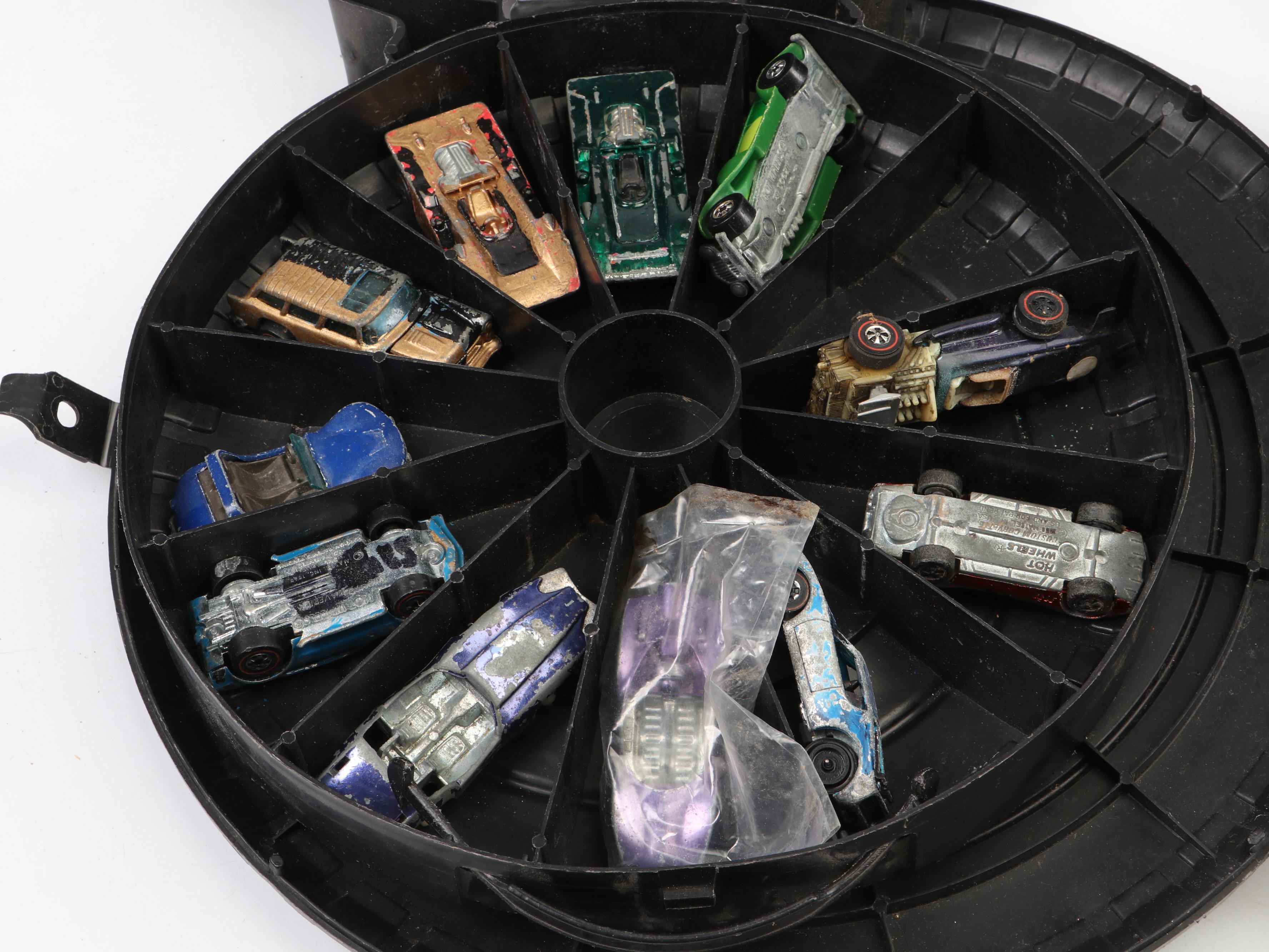 Hot Wheels Mongoose & Snake Drag Race Set with Cars, Track and Carrying Cases