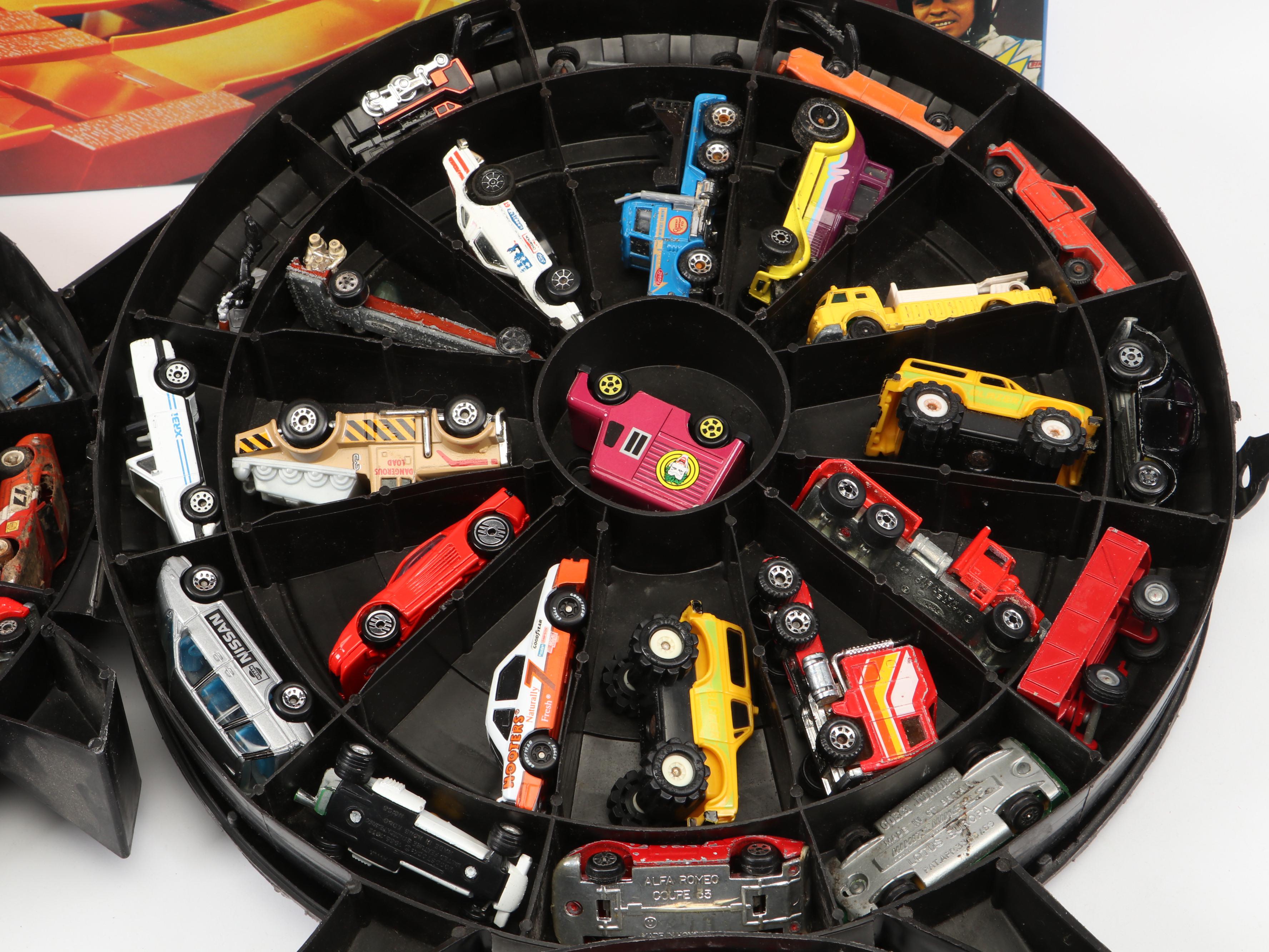 Hot Wheels Mongoose & Snake Drag Race Set with Cars, Track and Carrying Cases