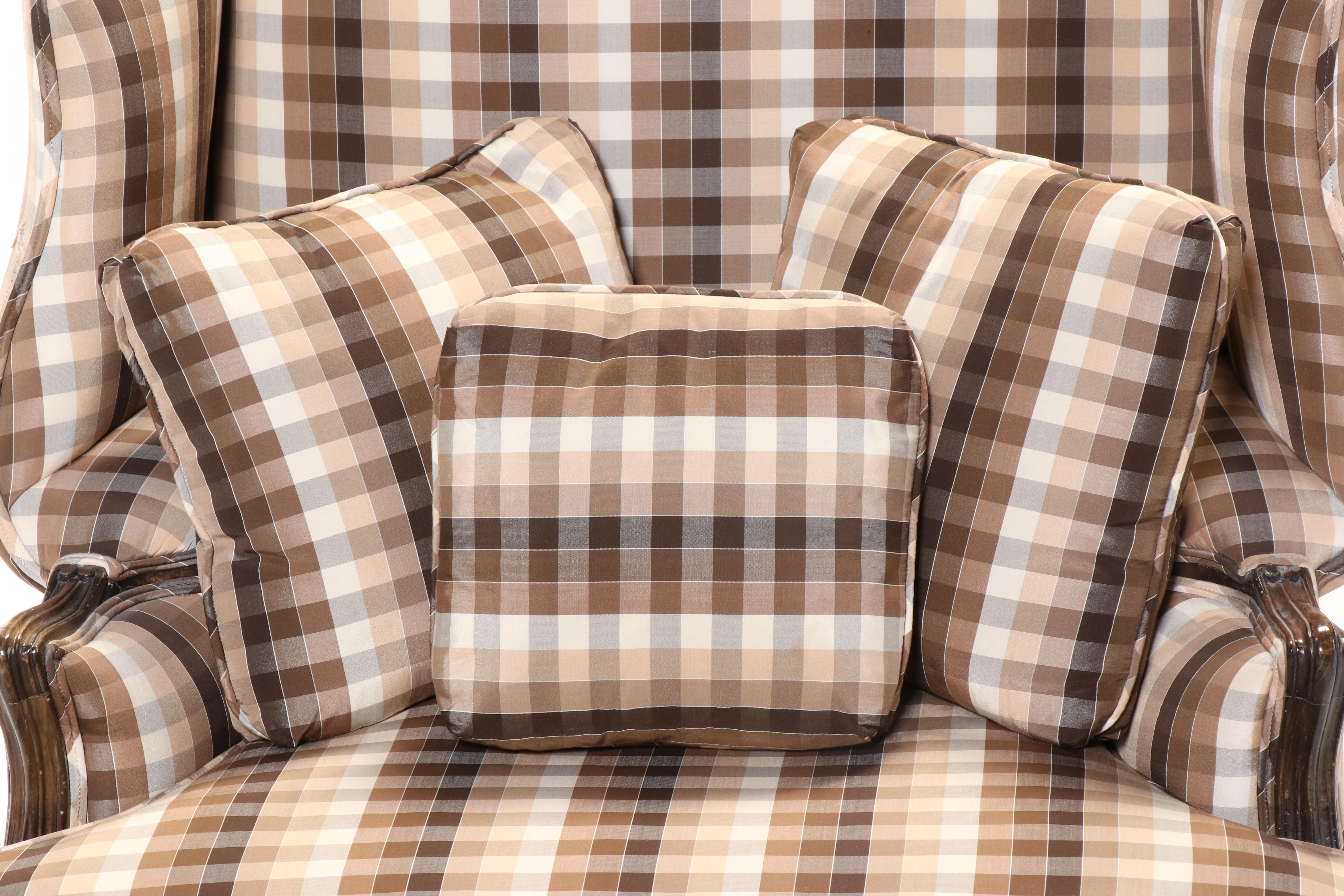 Trouvailles Inc. Louis XV Style Beech Bergère avec Oreilles and Ottoman