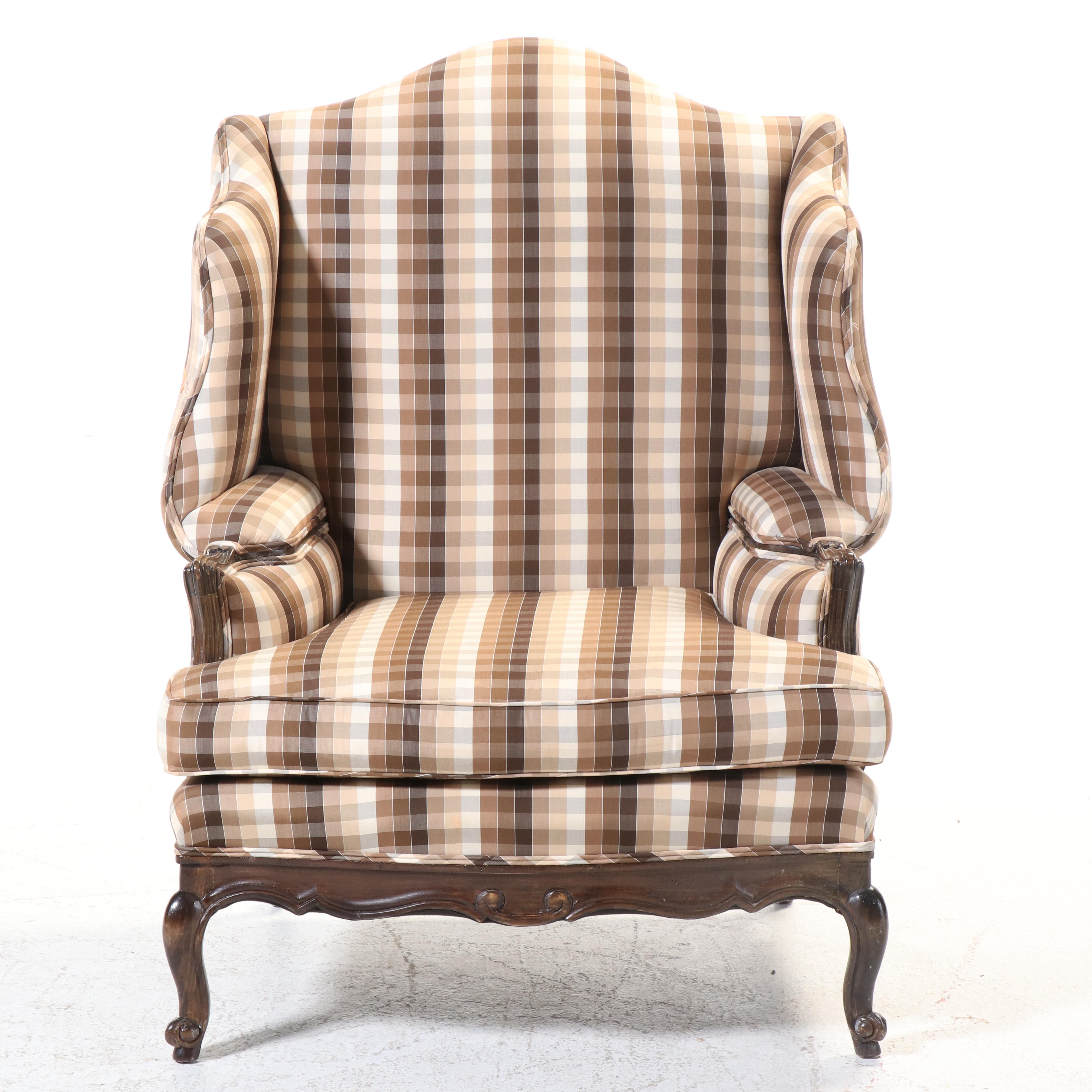 Trouvailles Inc. Louis XV Style Beech Bergère avec Oreilles and Ottoman