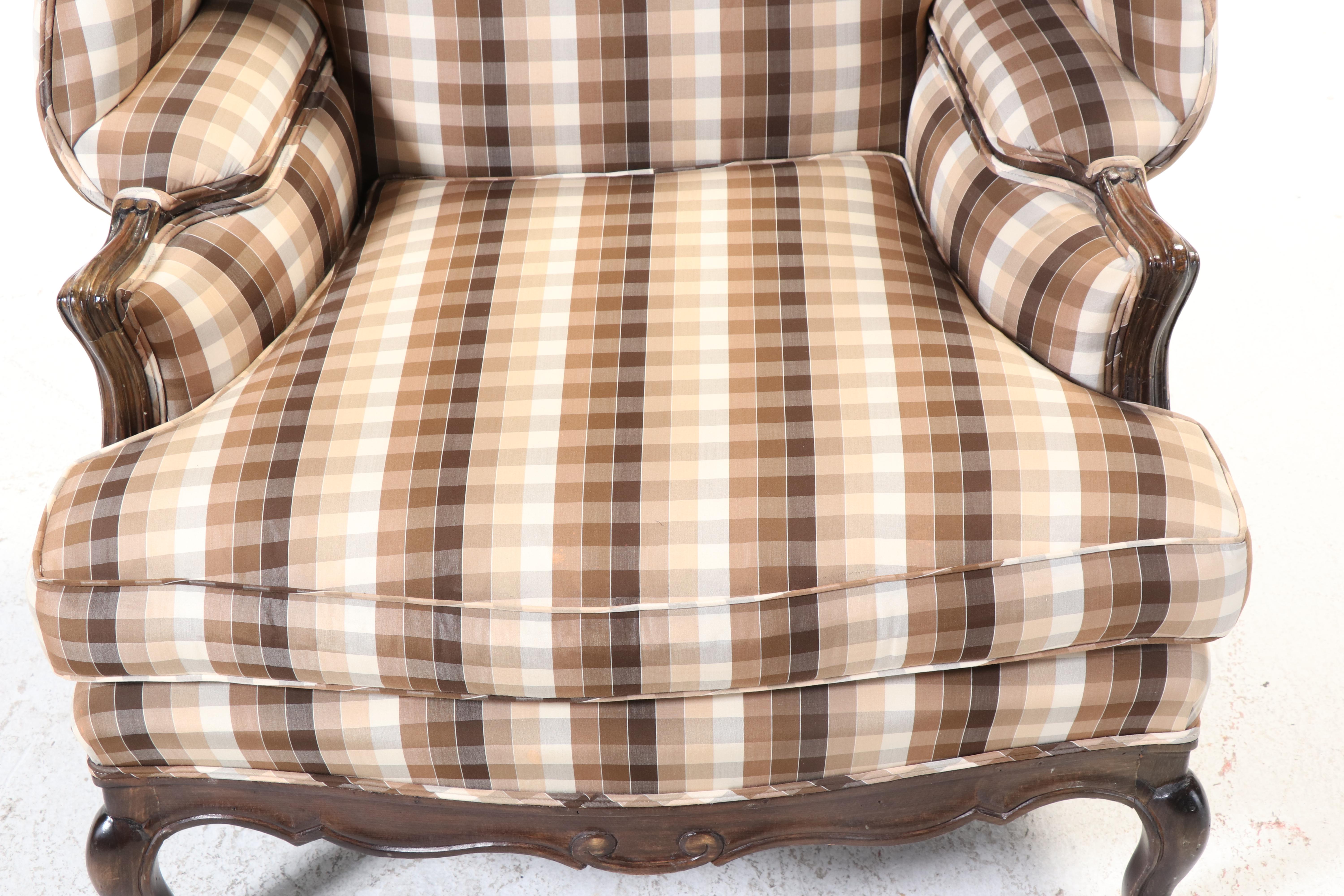 Trouvailles Inc. Louis XV Style Beech Bergère avec Oreilles and Ottoman