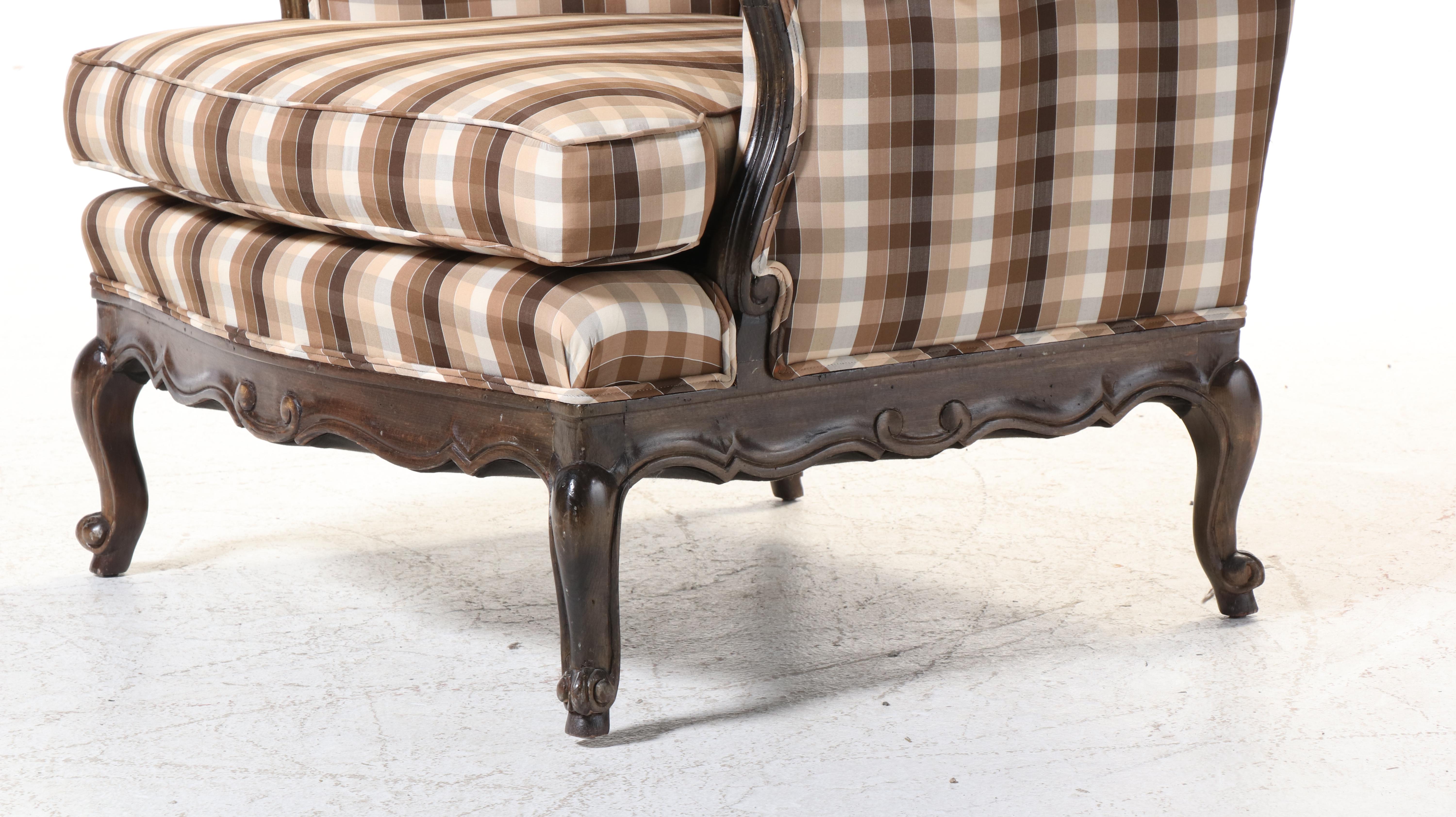 Trouvailles Inc. Louis XV Style Beech Bergère avec Oreilles and Ottoman