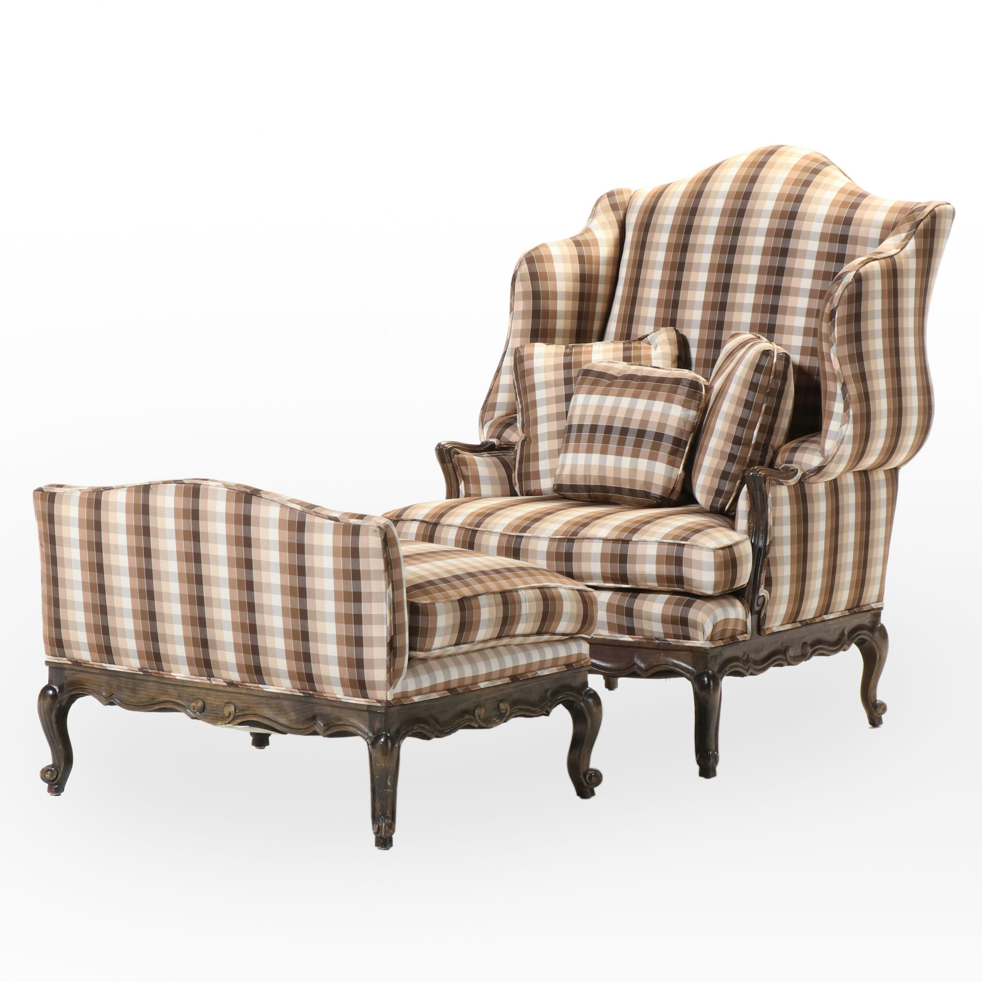 Trouvailles Inc. Louis XV Style Beech Bergère avec Oreilles and Ottoman