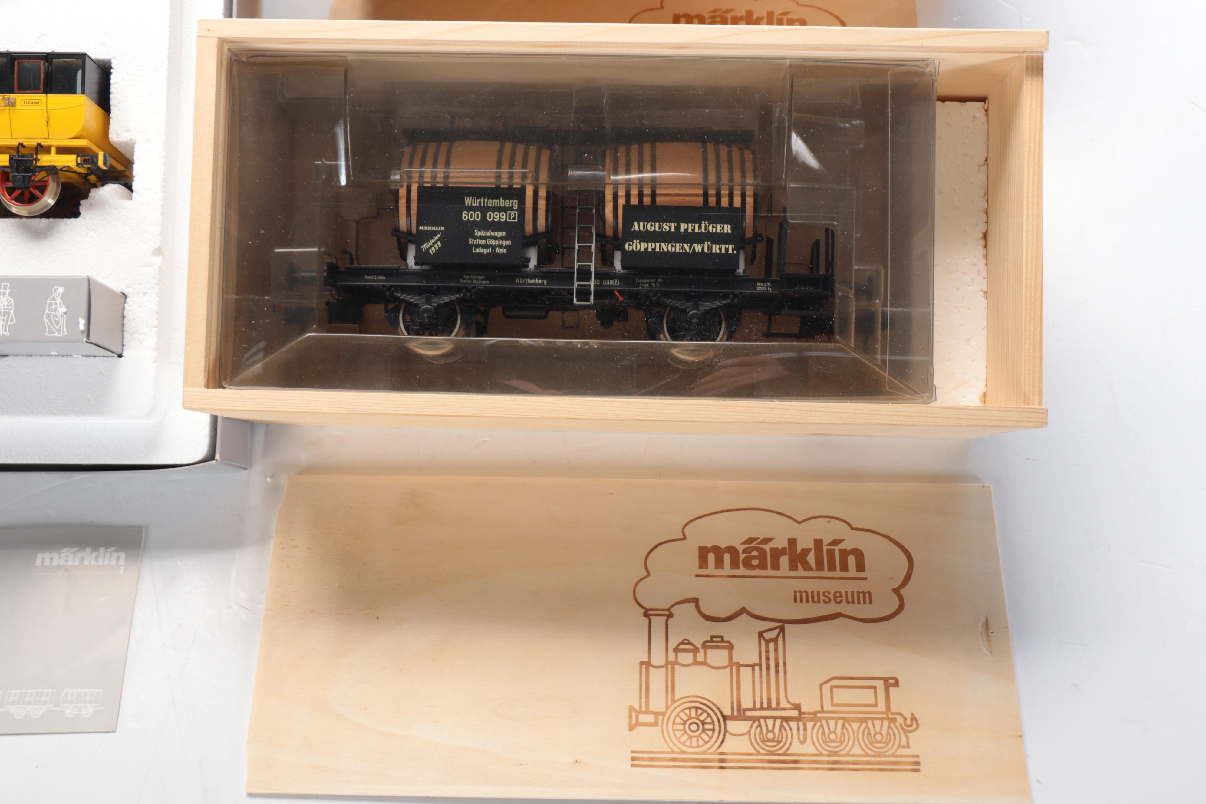 Marklin Plastic Electric Train Cars and Track
