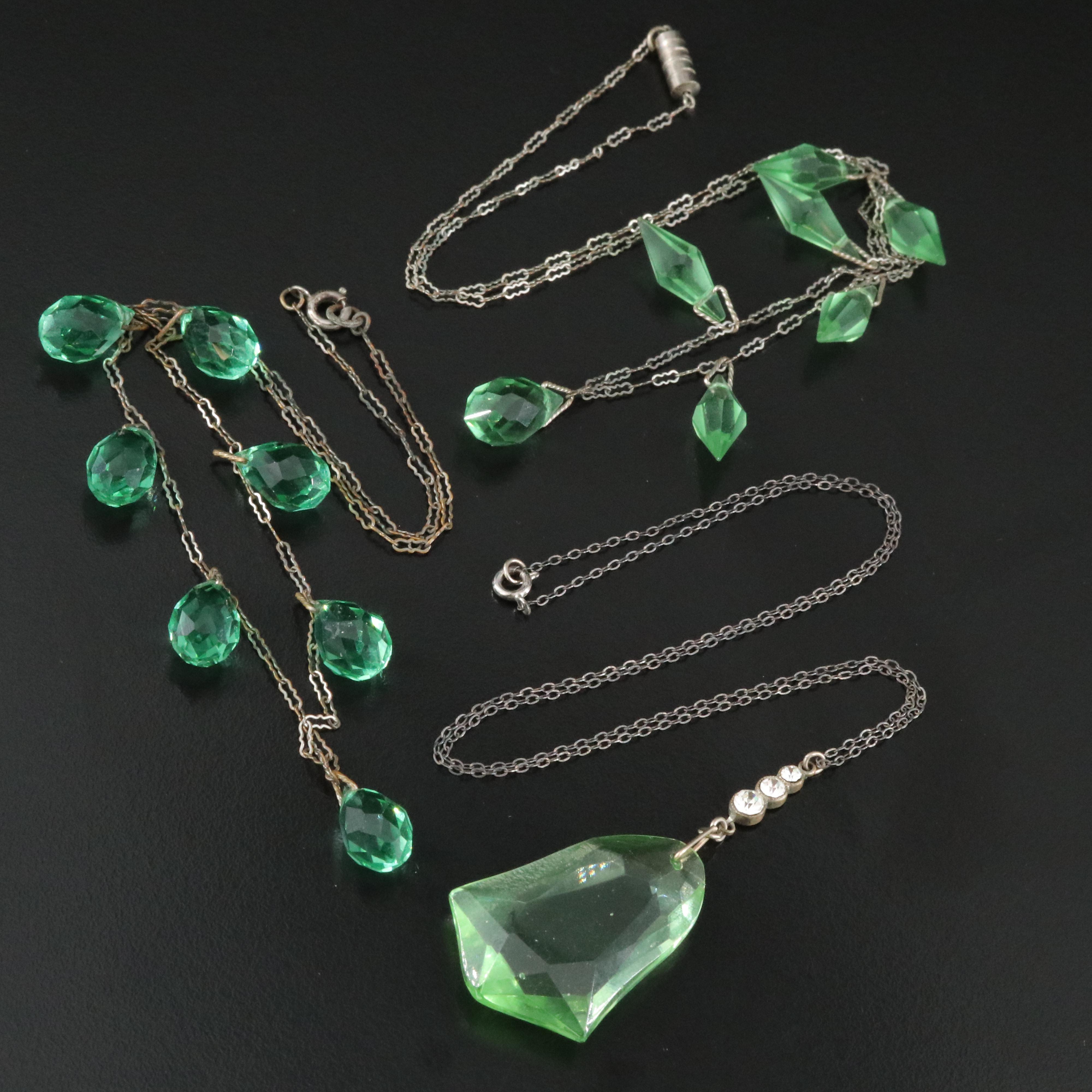 Antique Glass Necklaces Including Art Deco and Crinkle Chains EBTH