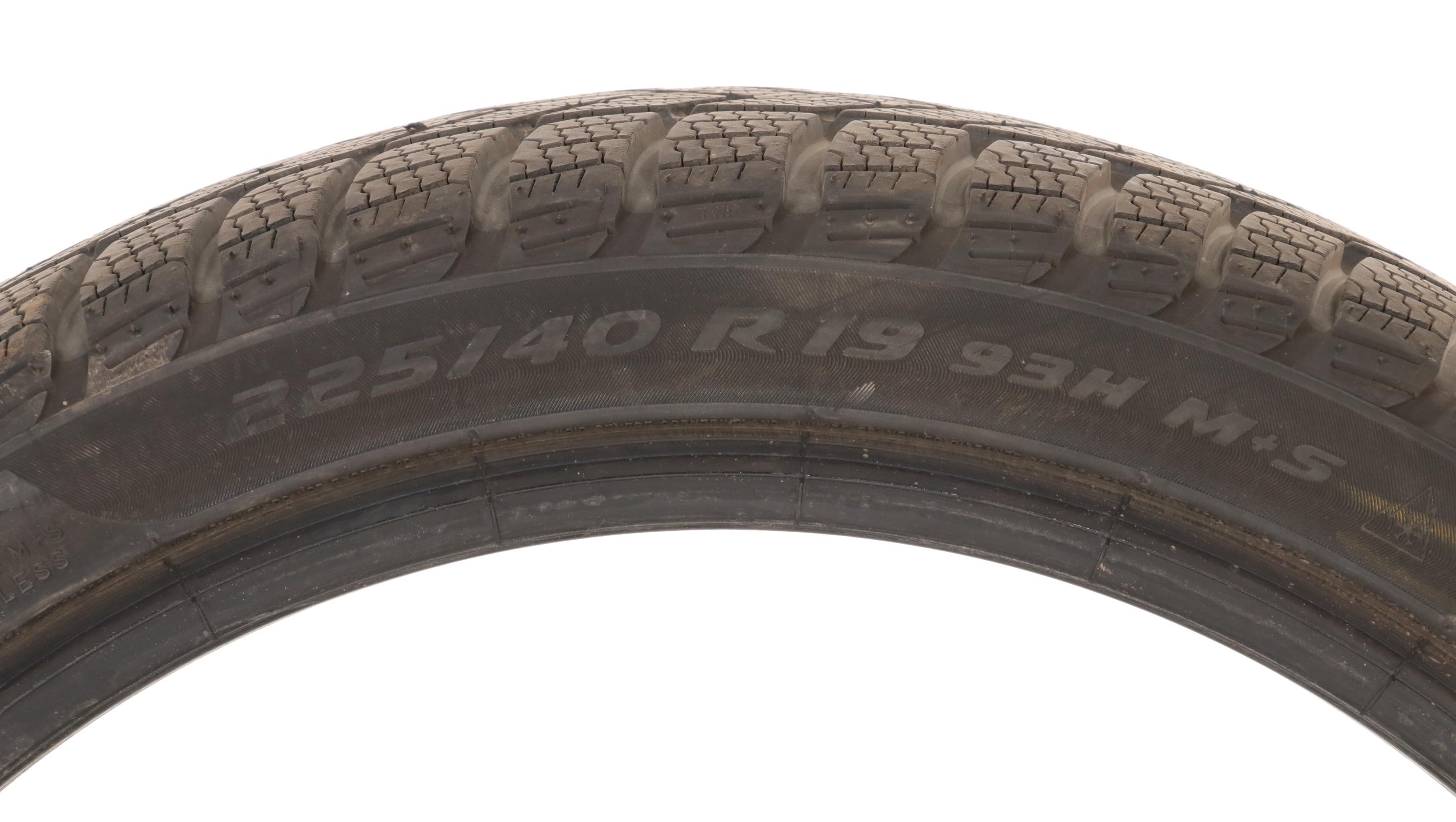 Four Pirelli Winter Sottozero Tires Featuring 225/40R19 and 255/35R19
