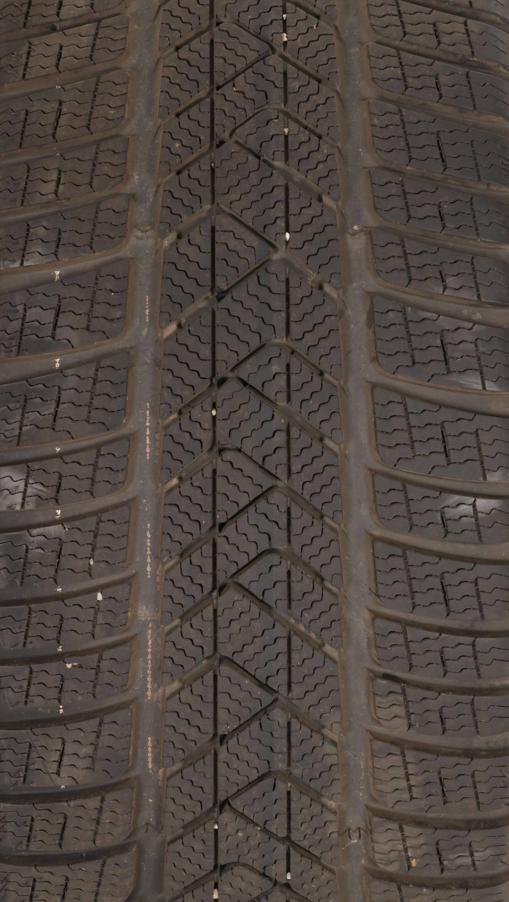 Four Pirelli Winter Sottozero Tires Featuring 225/40R19 and 255/35R19