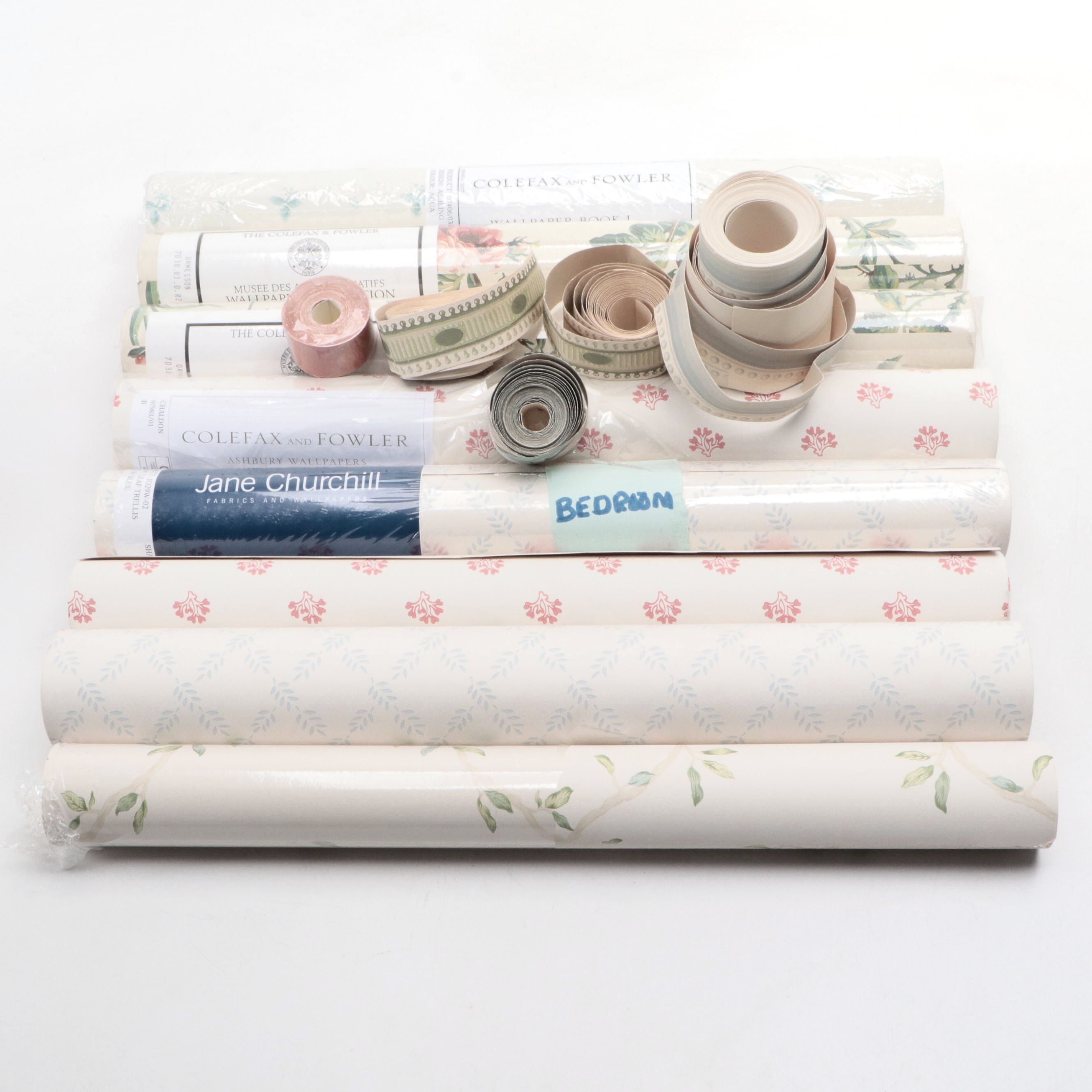 Colefax and Fowler Spongeable Wallpaper and Plain Border with More