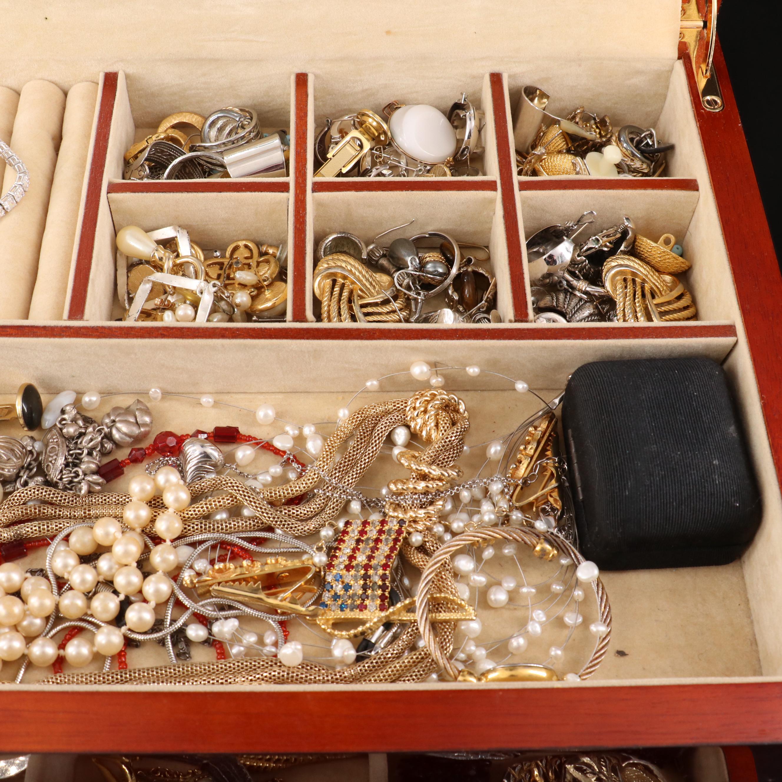 Uncommon Discoveries: Jewelry Collection