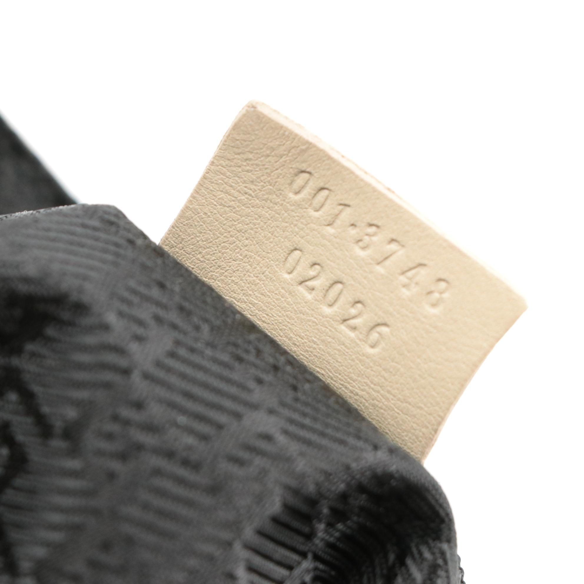 Gucci Drawstring Shoulder Bag in Neutral Calfskin Leather