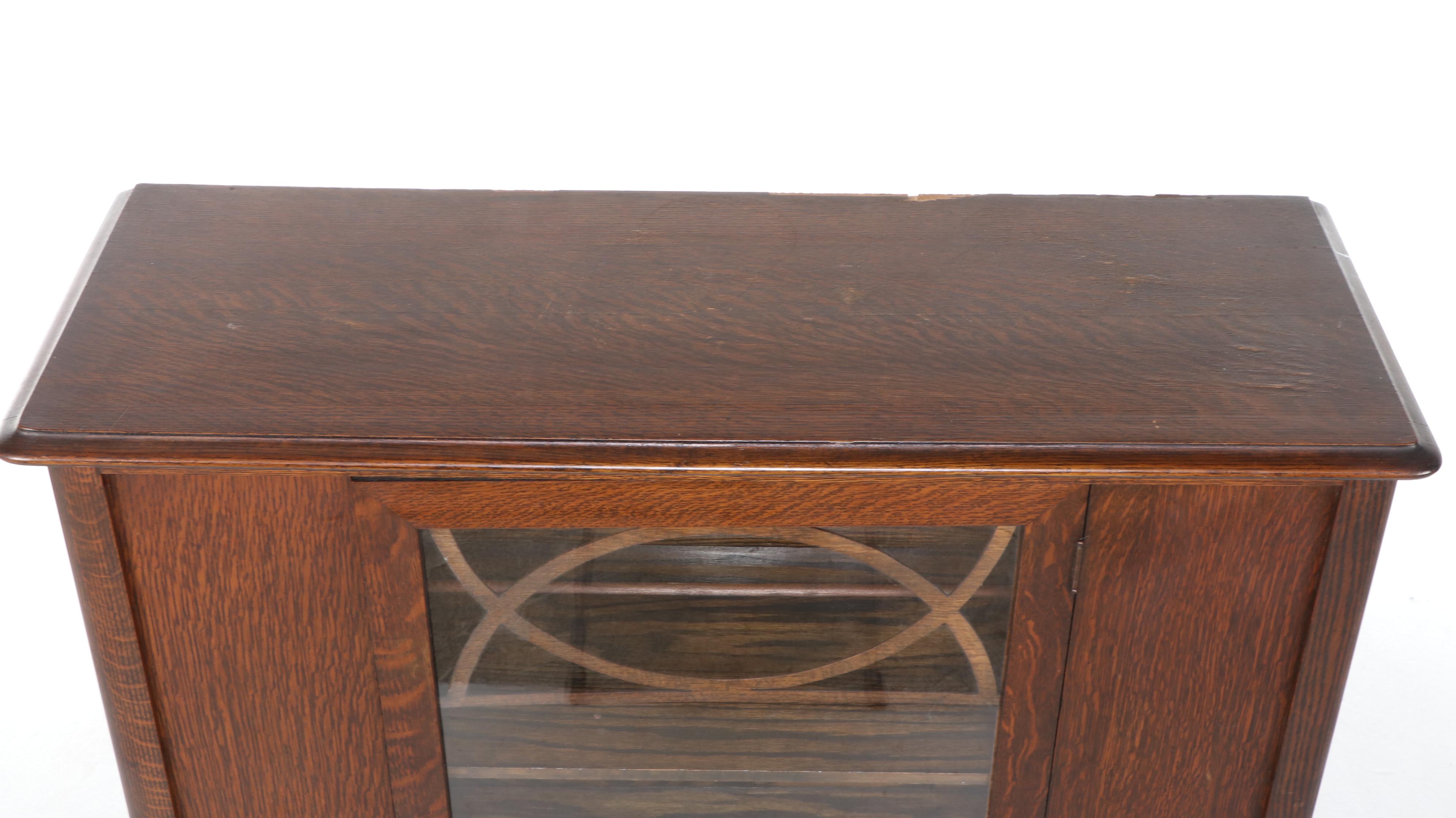 Queen Anne Style Oak and Glass China Cabinet, Early to Mid-20th Century