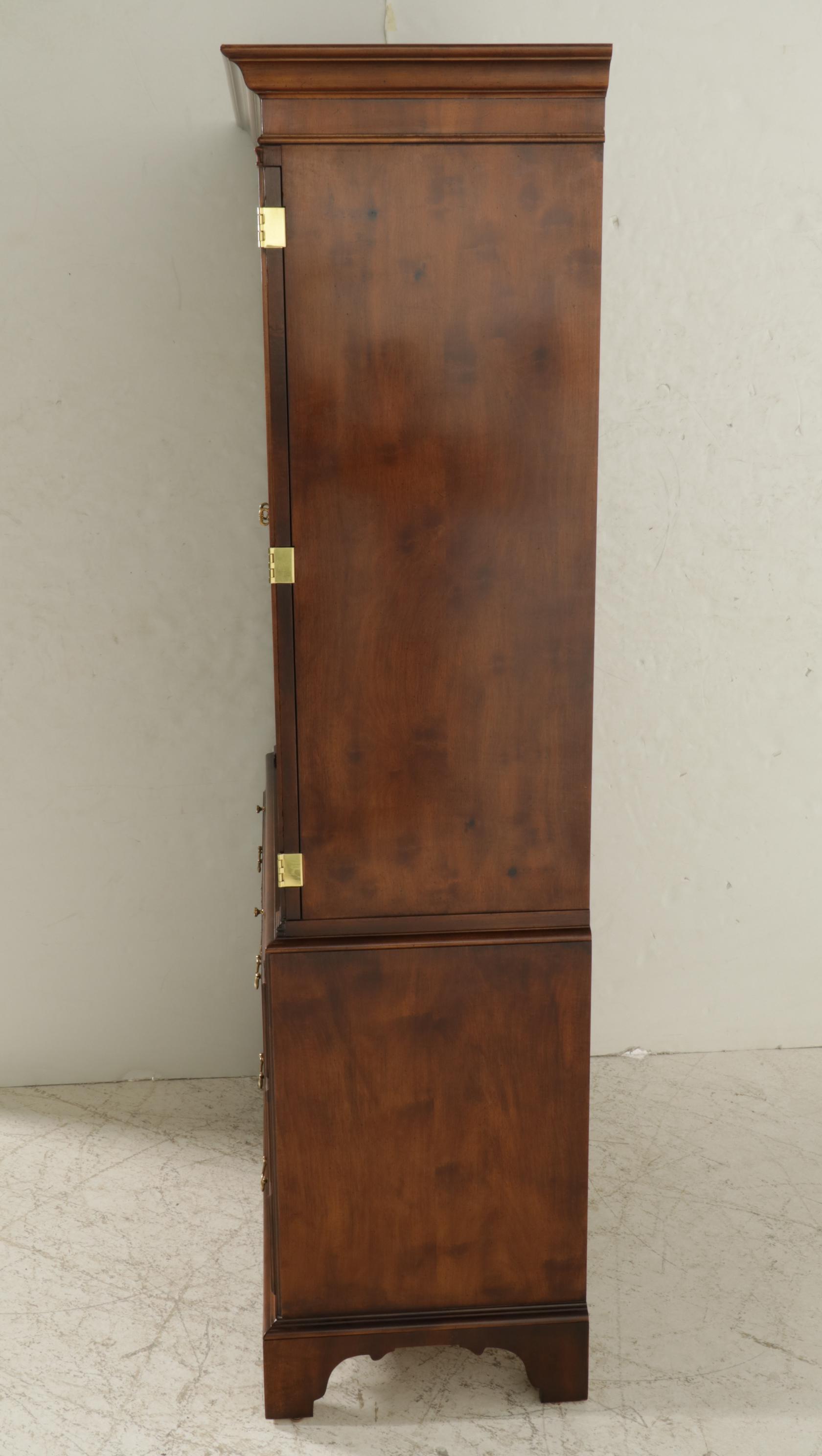 Henredon Georgian Style Flame Mahogany Linen Press, Late 20th Century