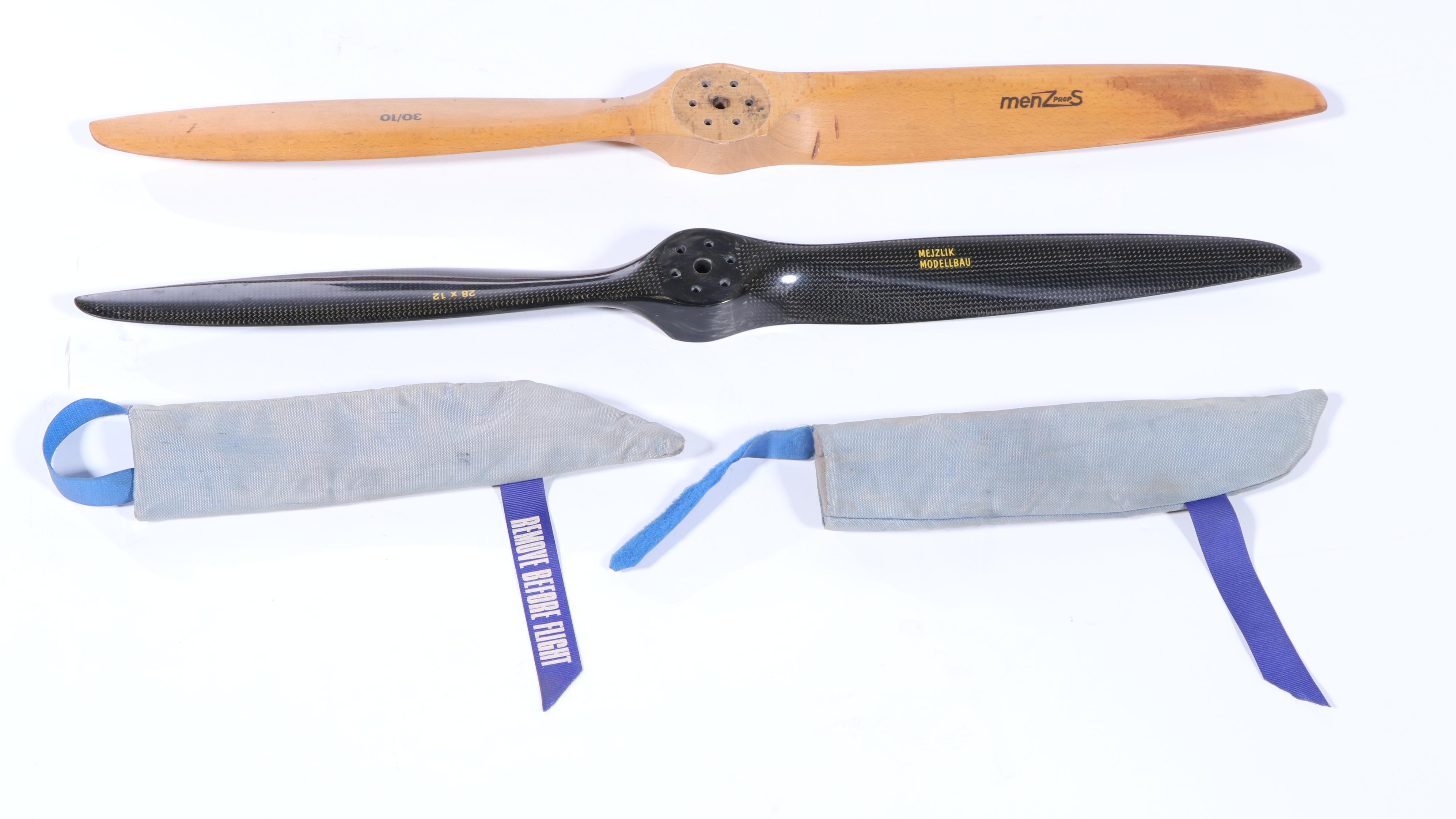 Carden Aircraft Scale Model "Extra 300S" Remote Control Model Airplane