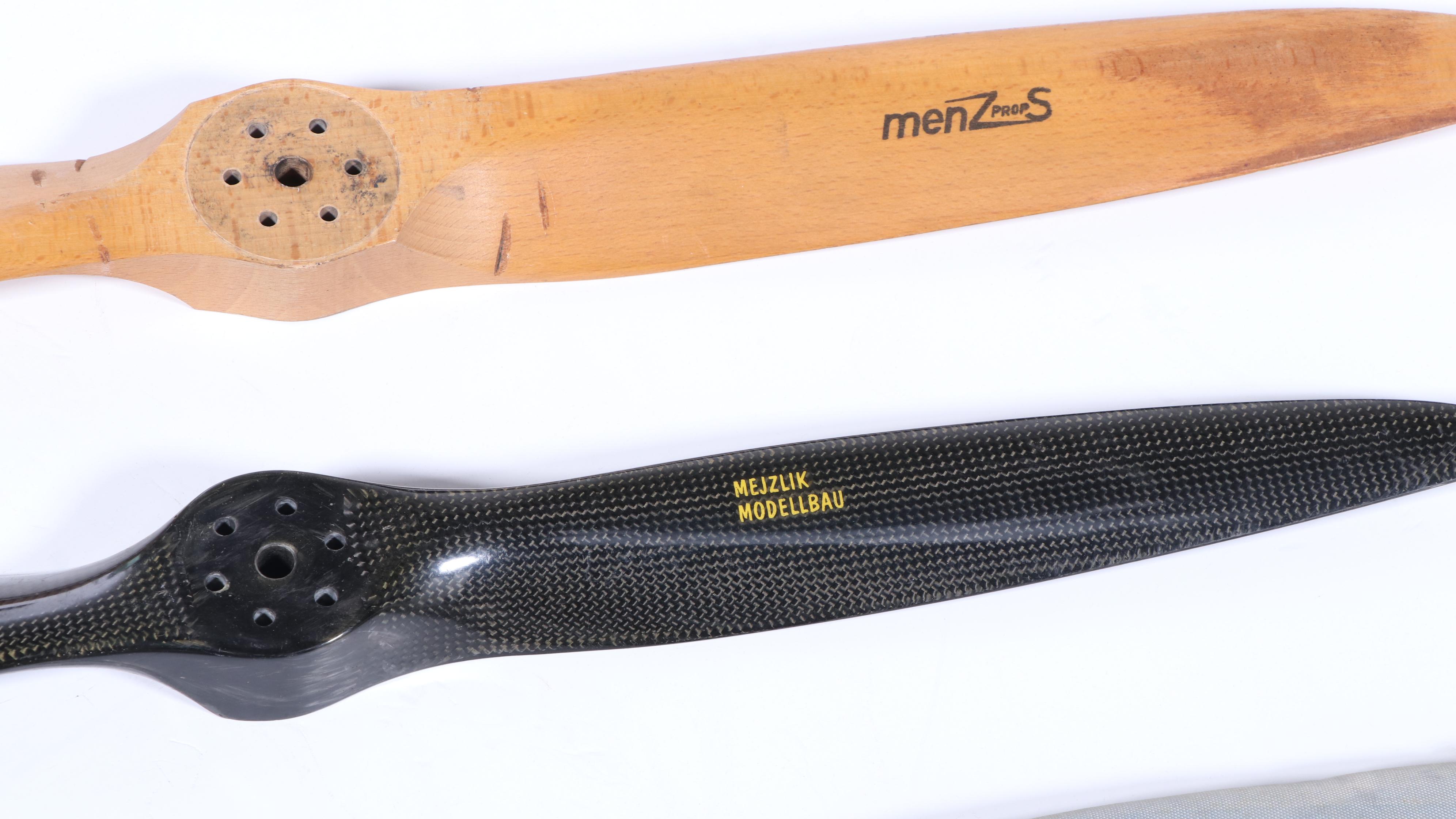 Carden Aircraft Scale Model "Extra 300S" Remote Control Model Airplane