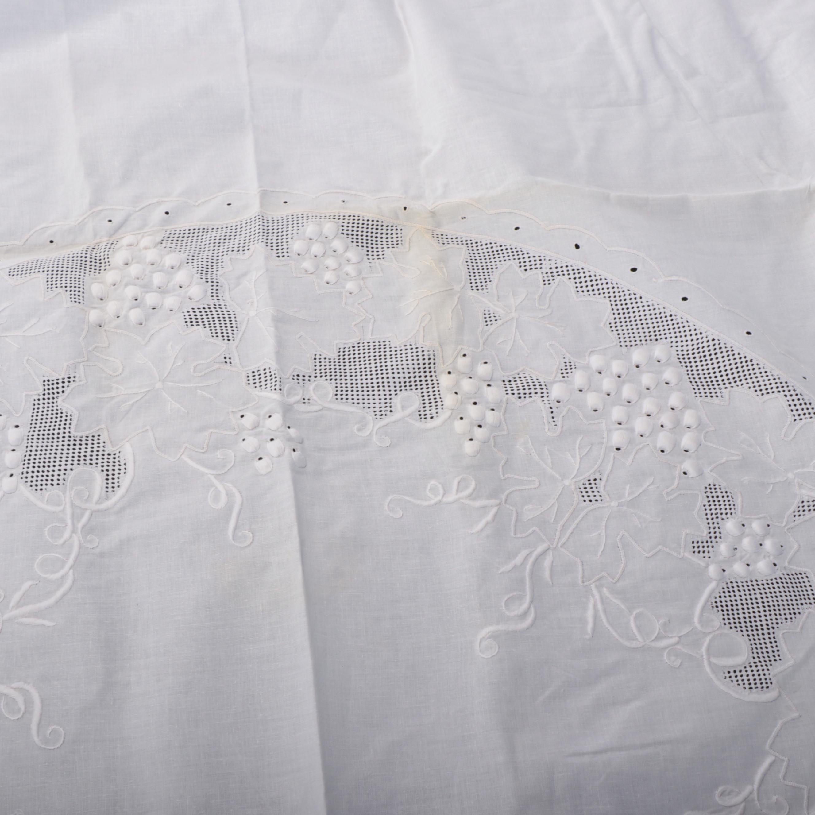 English Ivy Embroidered Linen Tablecloths and Napkins