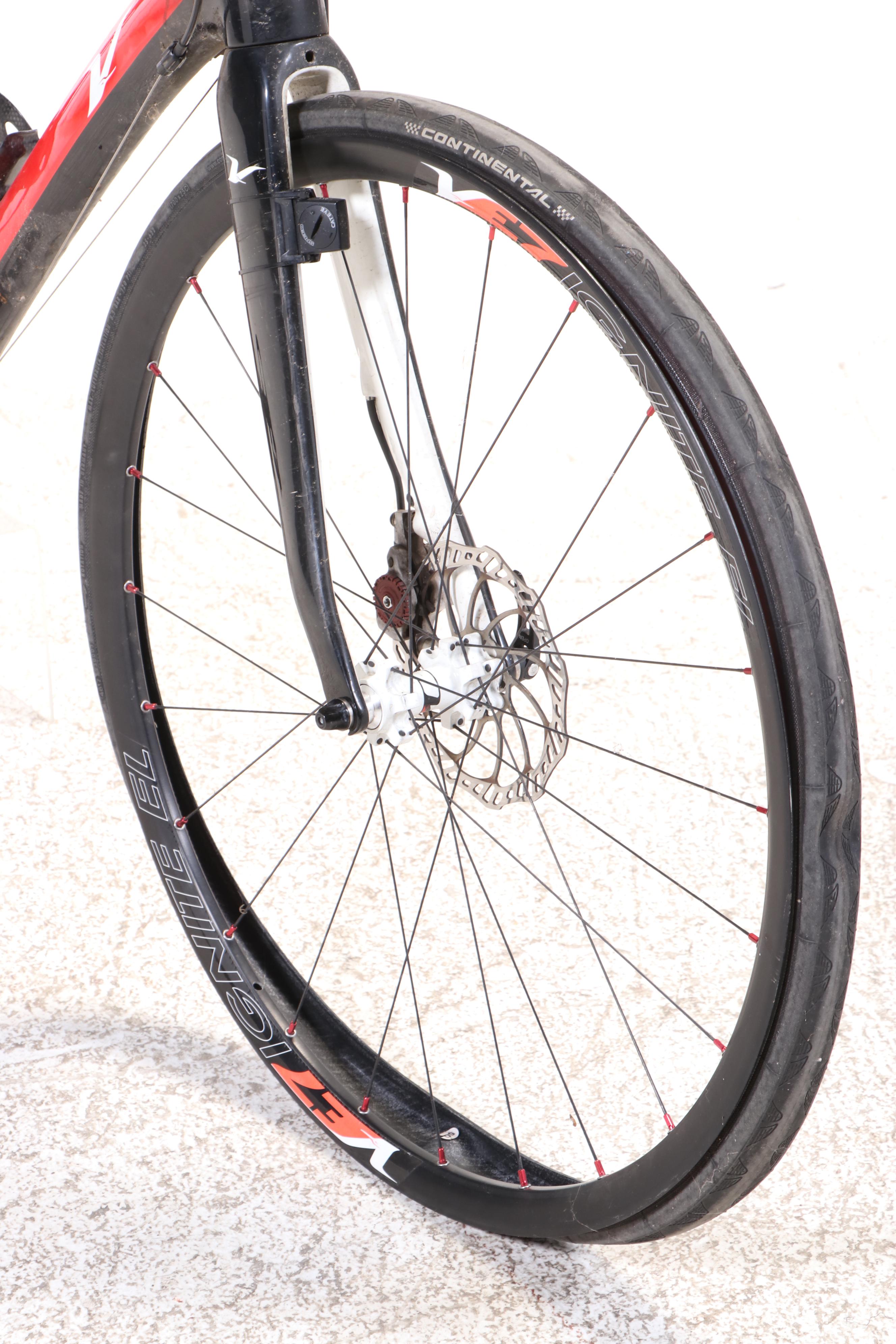 Volagi Liscio Road Bike with Disc Brakes and Cat Eye Strada Wireless Head Unit