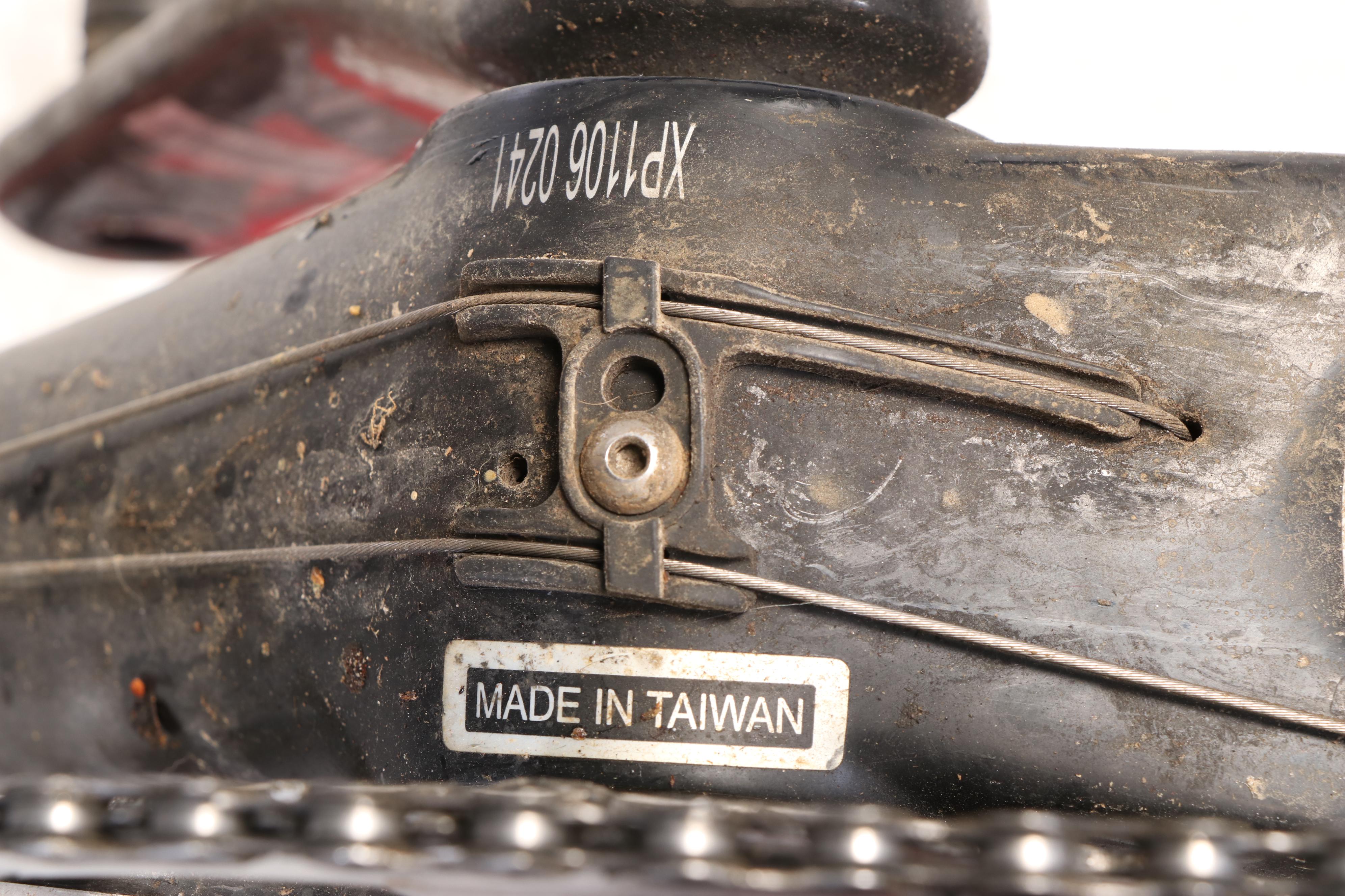 Volagi Liscio Road Bike with Disc Brakes and Cat Eye Strada Wireless Head Unit