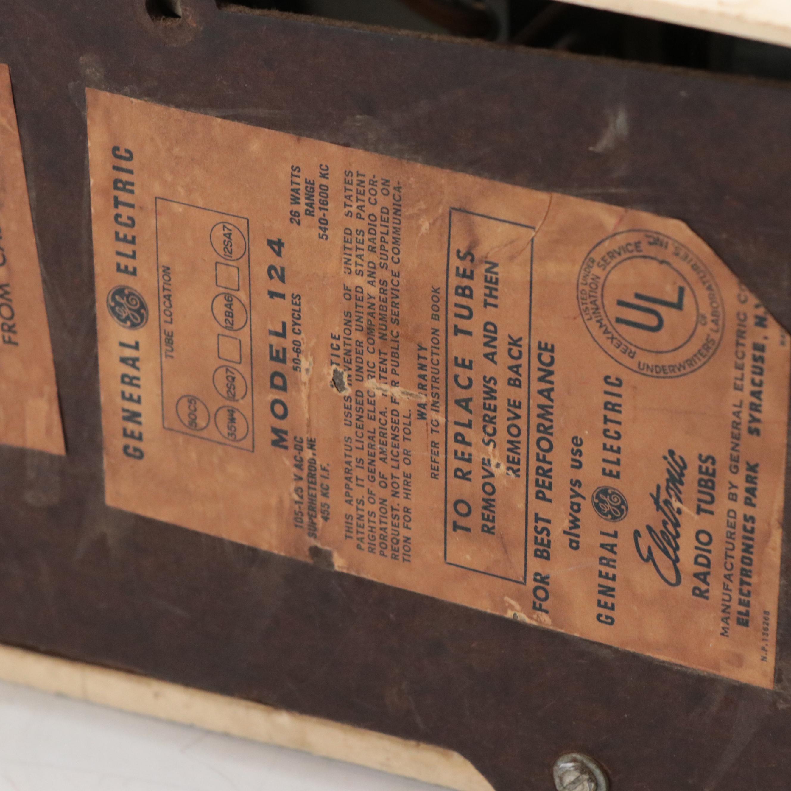 General Electric Model 124 Broadcast Receiver Tube Radio, Mid-20th Century