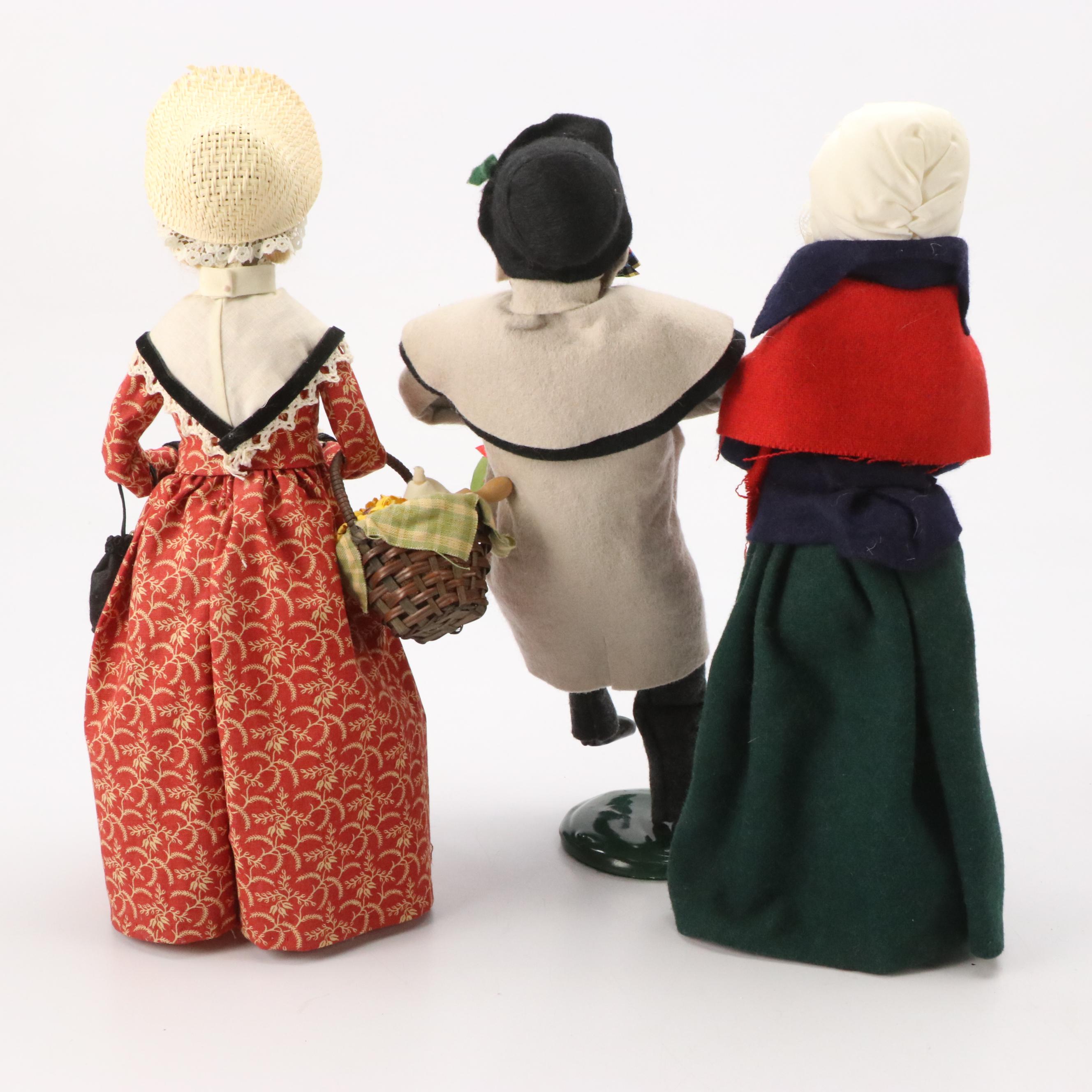 Byers' Choice "Woman with Pumpkin Pie" with More Caroler Figurines