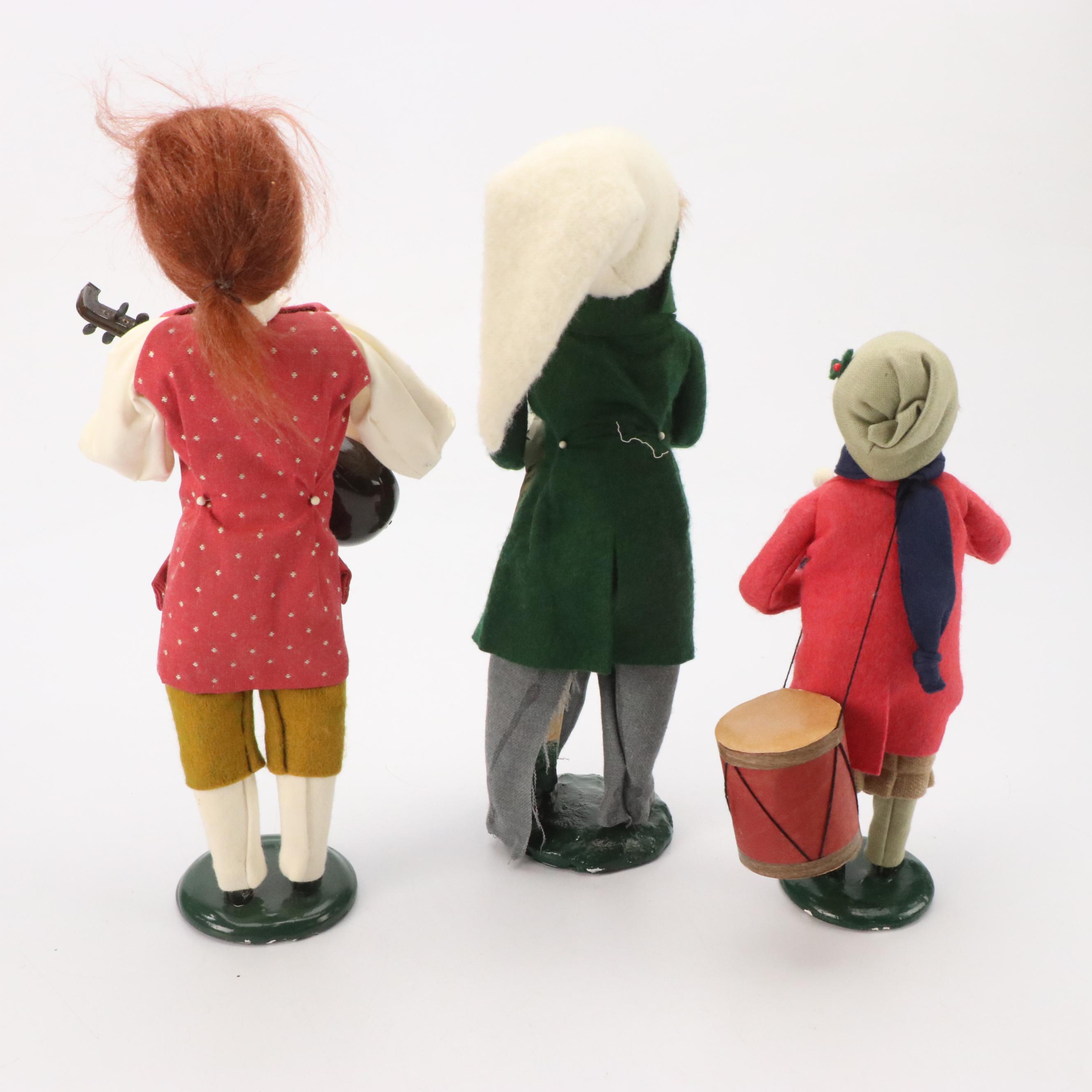 Byers' Choice "Woman with Pumpkin Pie" with More Caroler Figurines