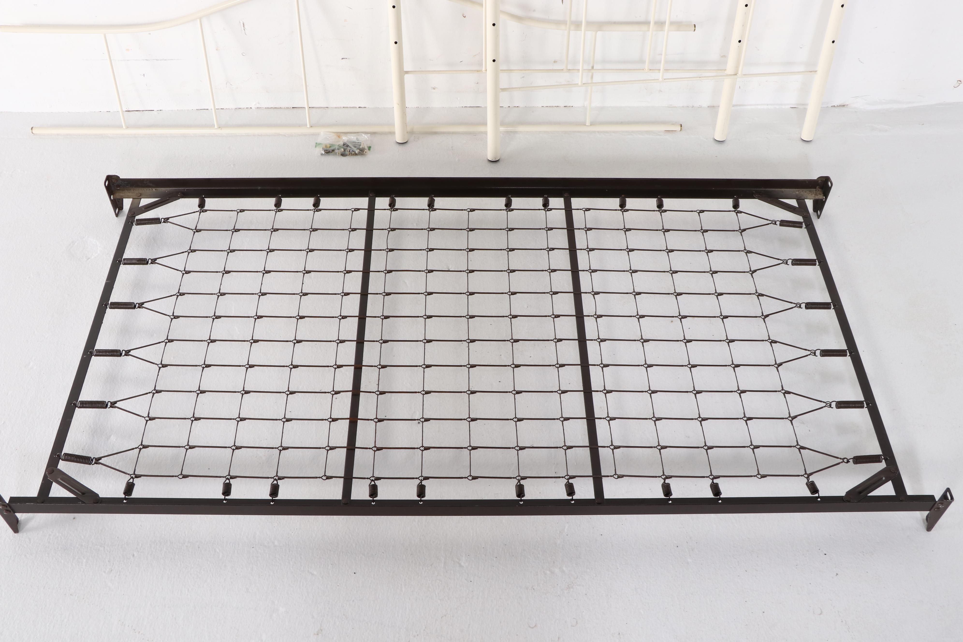 Victorian Style Painted Metal Day Bed Frame