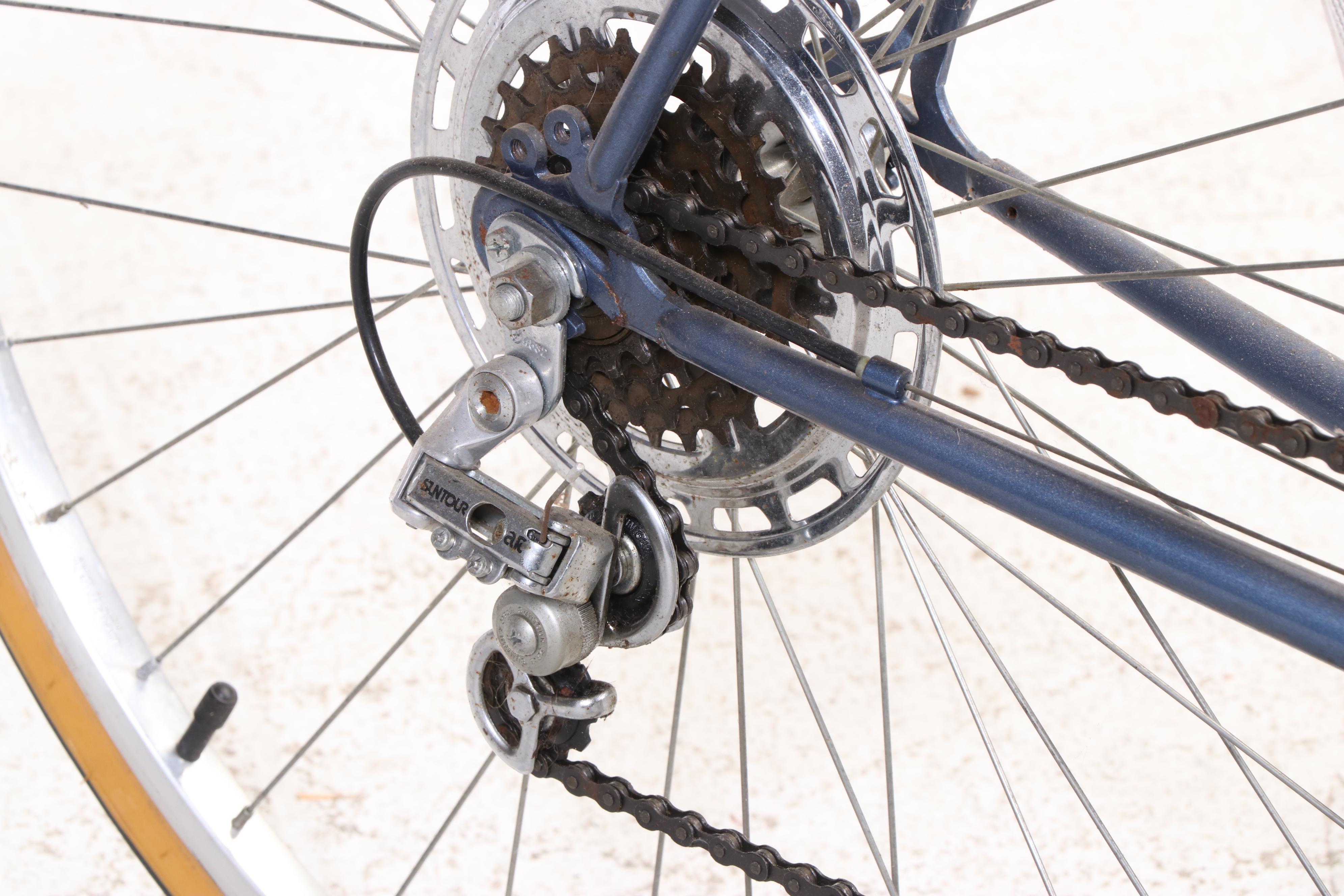 Fuji Berkeley Road Bicycle with Union Headlamp and Cycles Zippered Bag