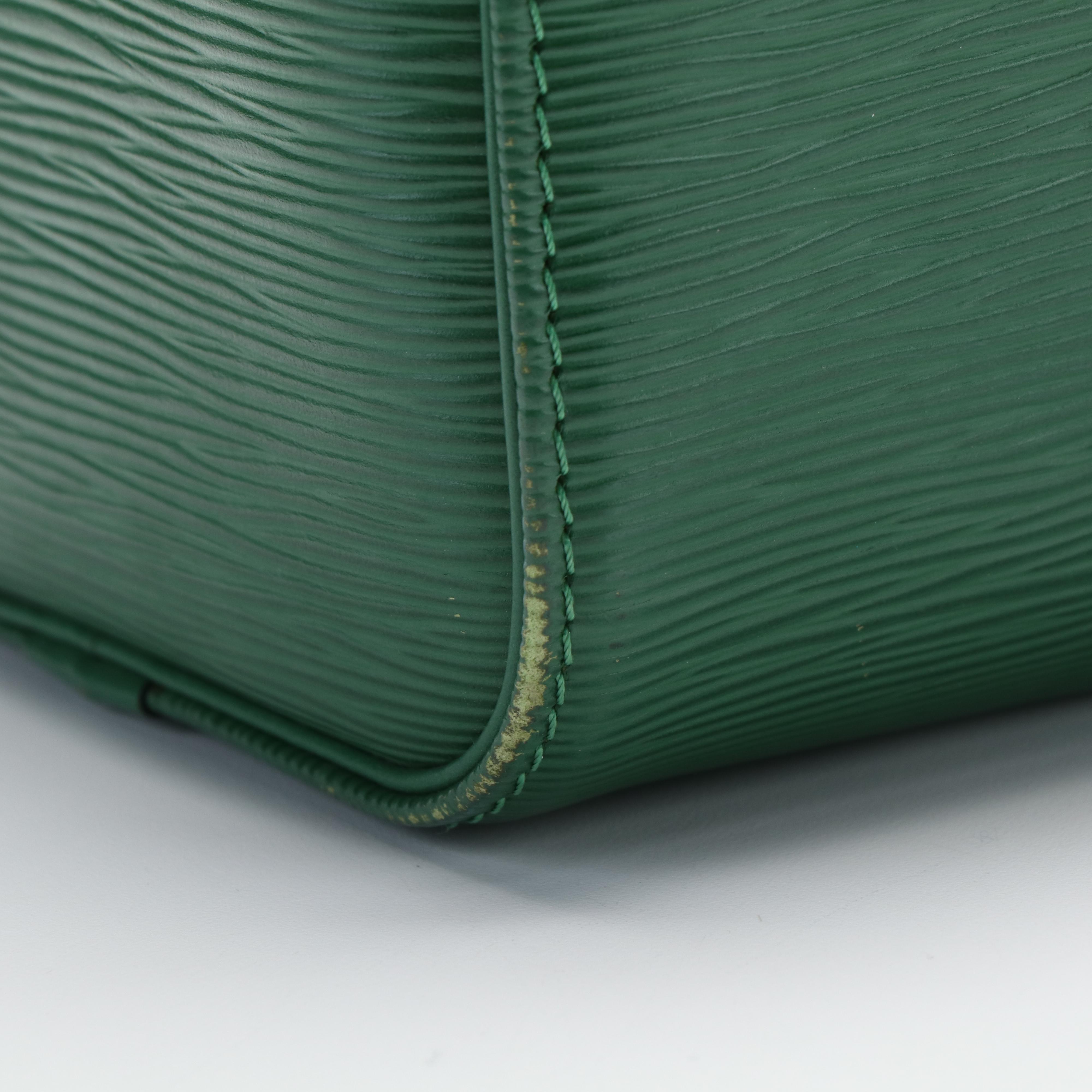 Louis Vuitton Speedy 25 Handbag in Green Epi leather