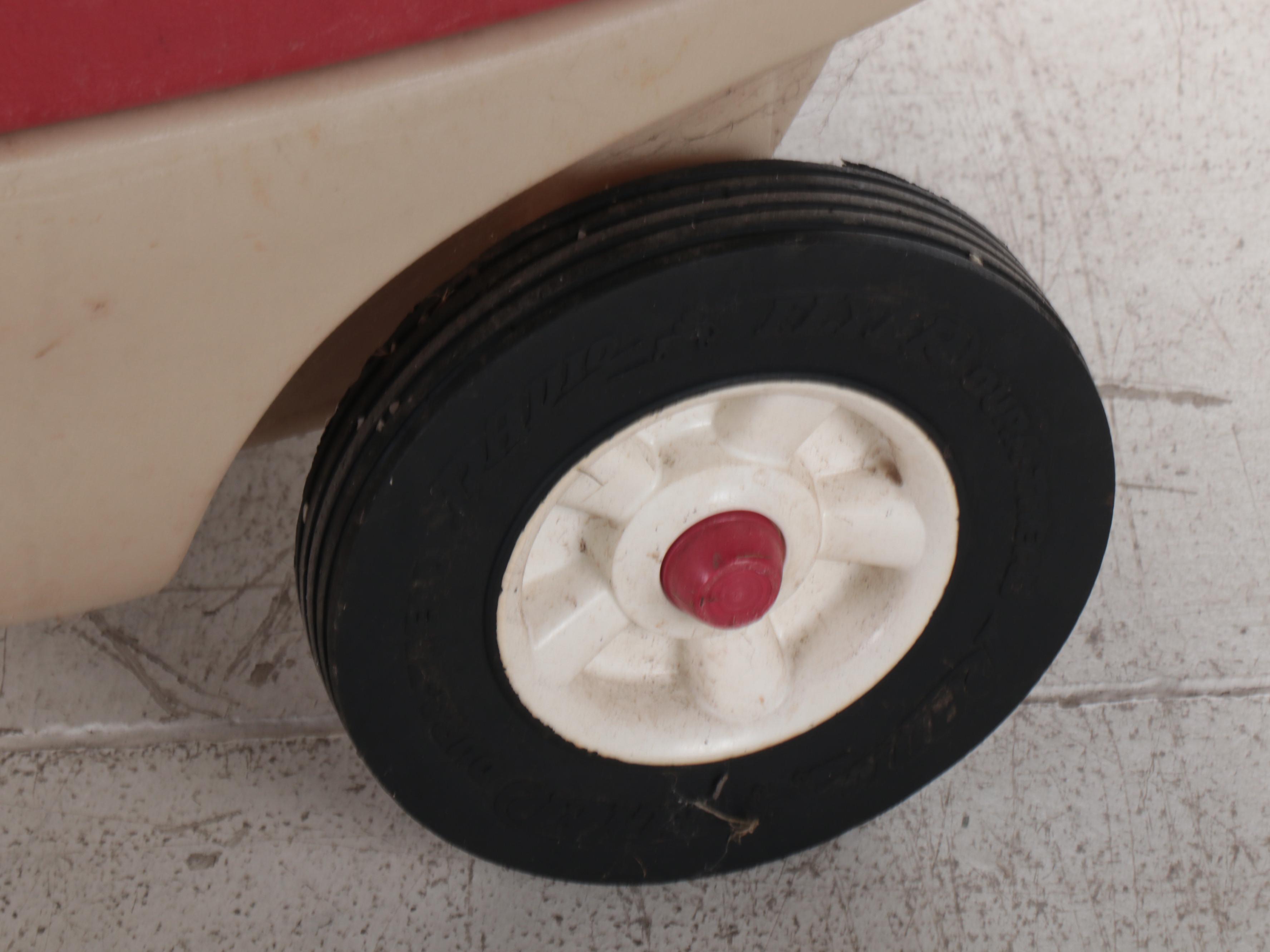 Radio Flyer Discovery Plastic Wagon