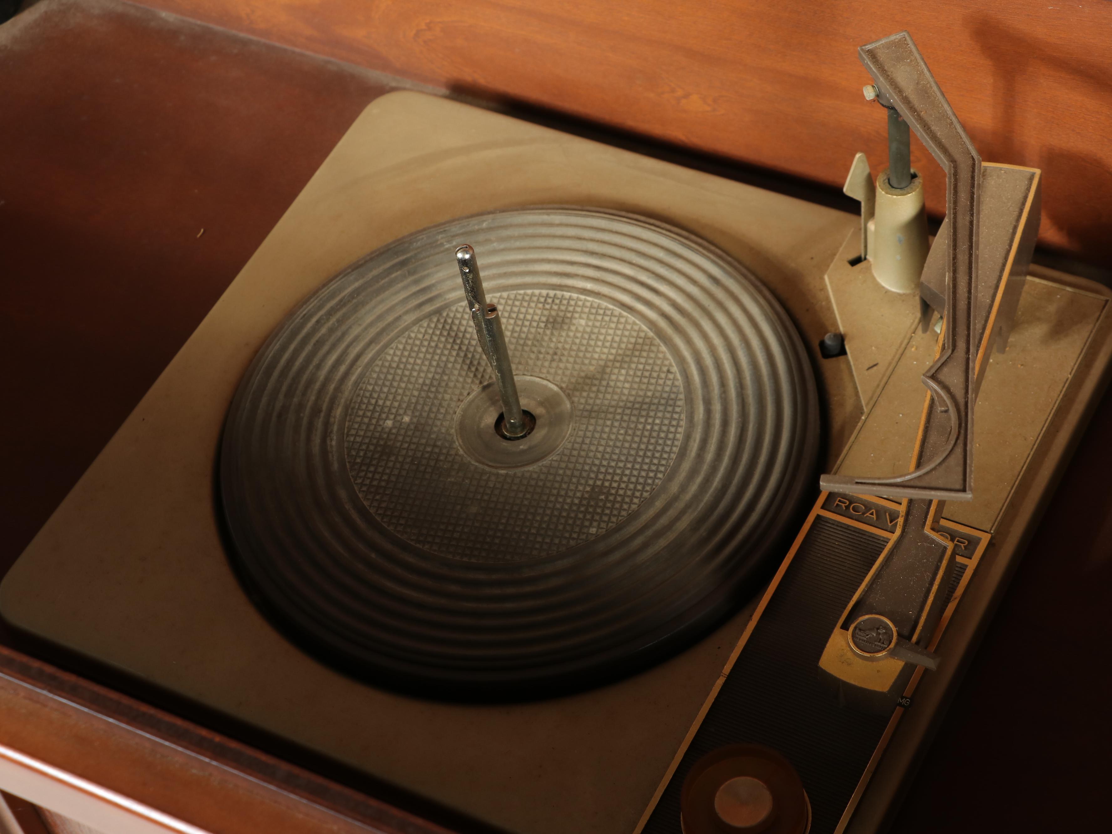 RCA Victor Victrola Mid Century Modern Walnut Turntable Cabinet