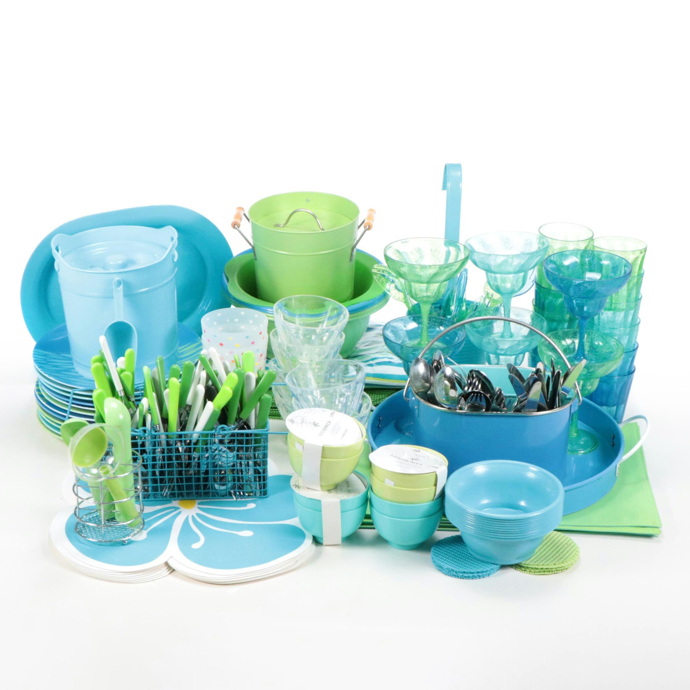 Outdoor Plastic Dinnerware and Table Accessories