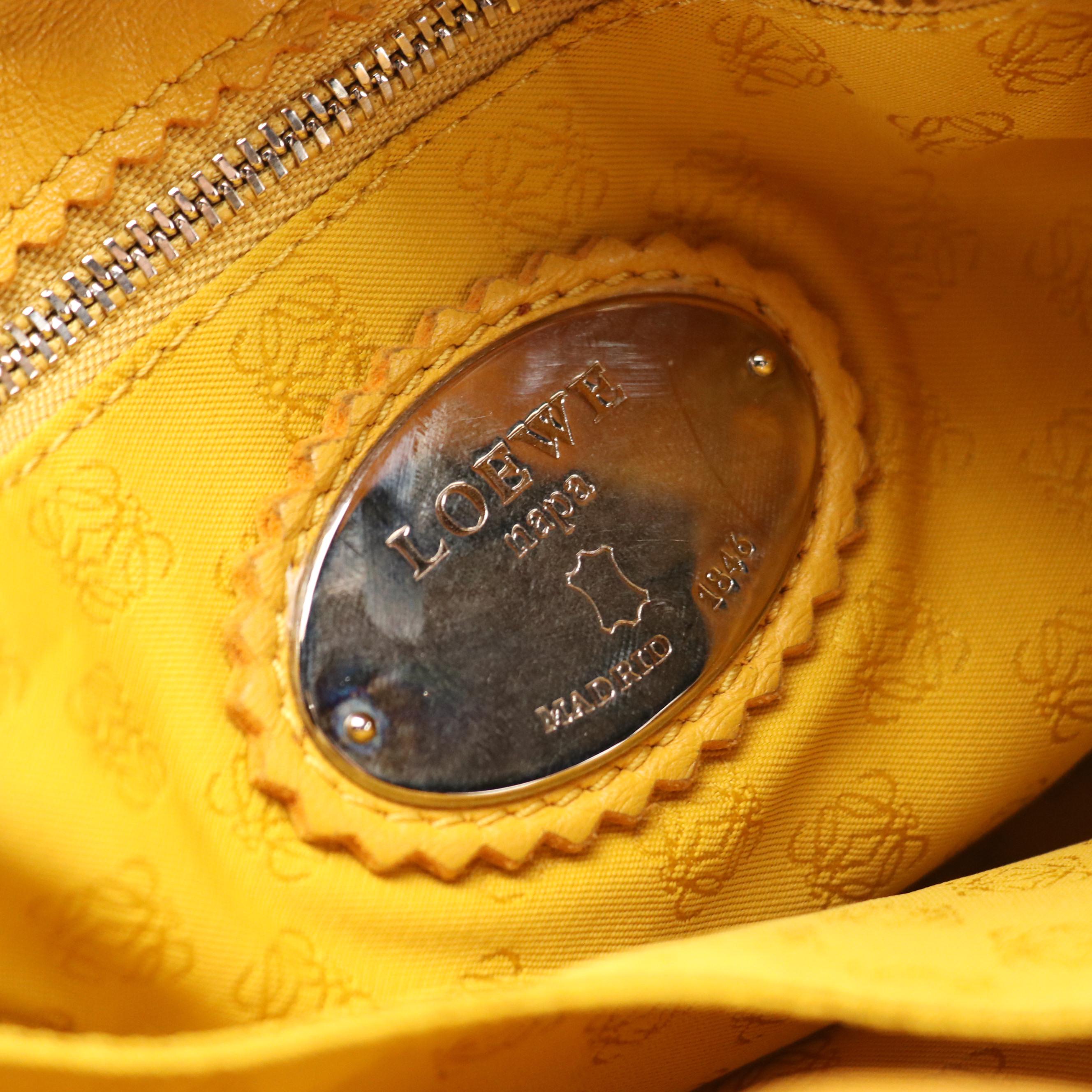 Loewe Anagram Flamenco 22 Drawstring Bolso in Amarillo Nappa Leather