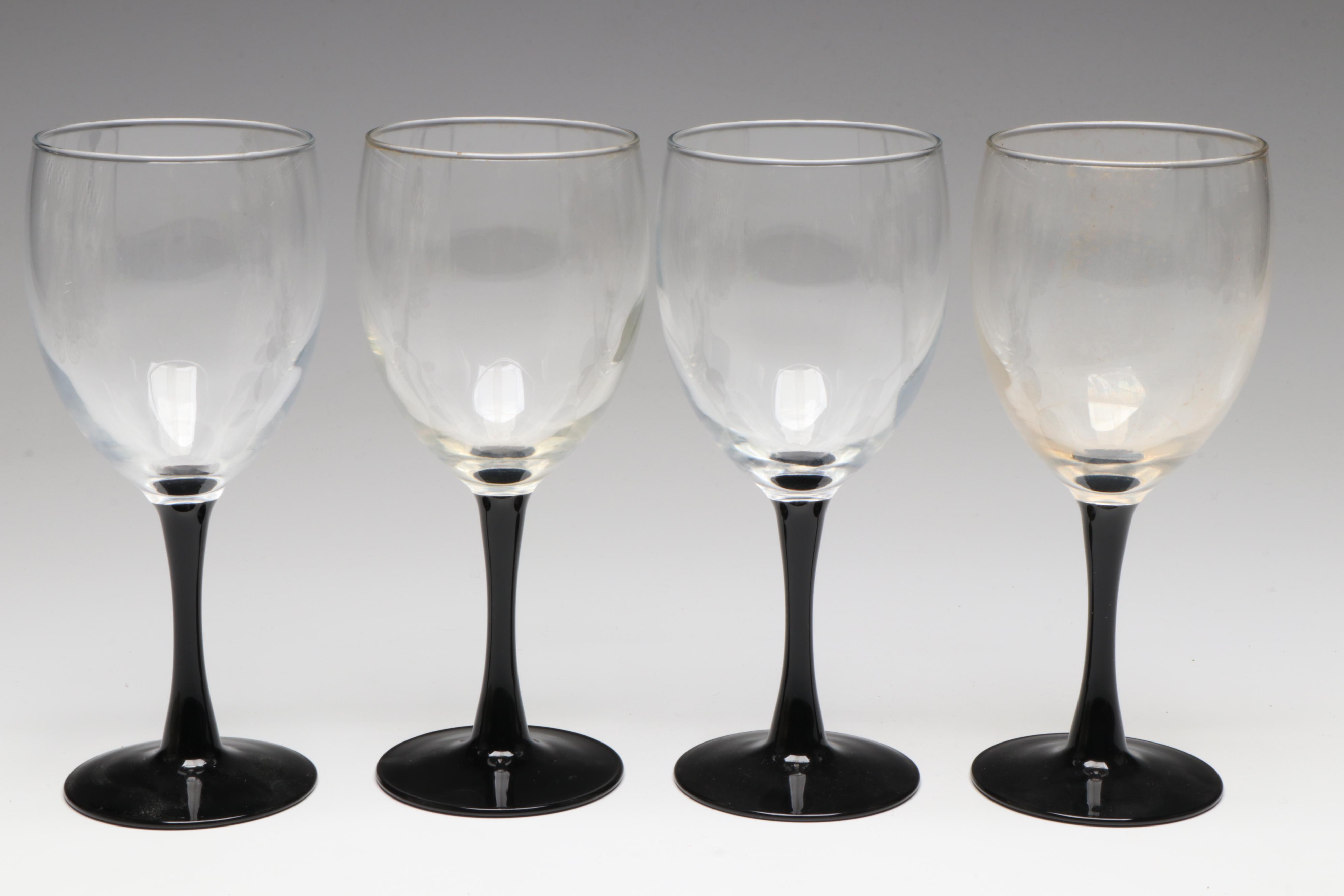 Glass Wine Glasses with Wooden Bowl and Woven Tray
