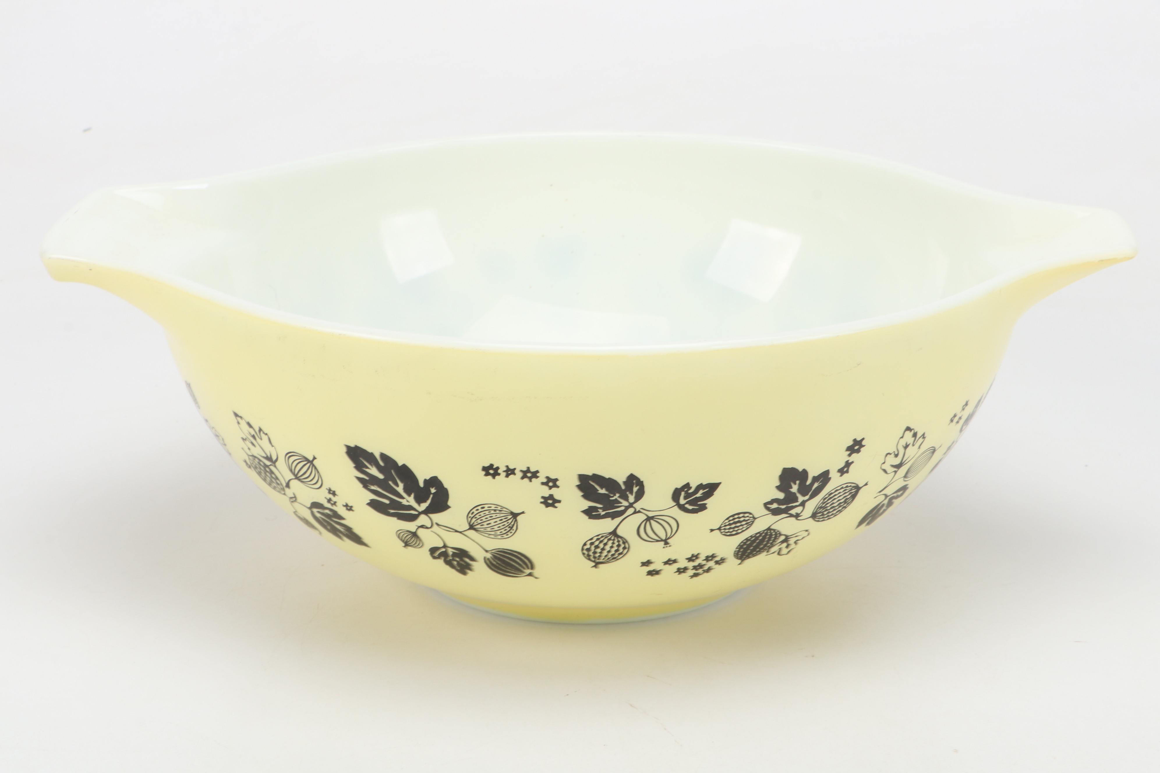 Pyrex "Gooseberry" Glass Mixing Bowls and Rectangular Baking Dish, 1957-1962