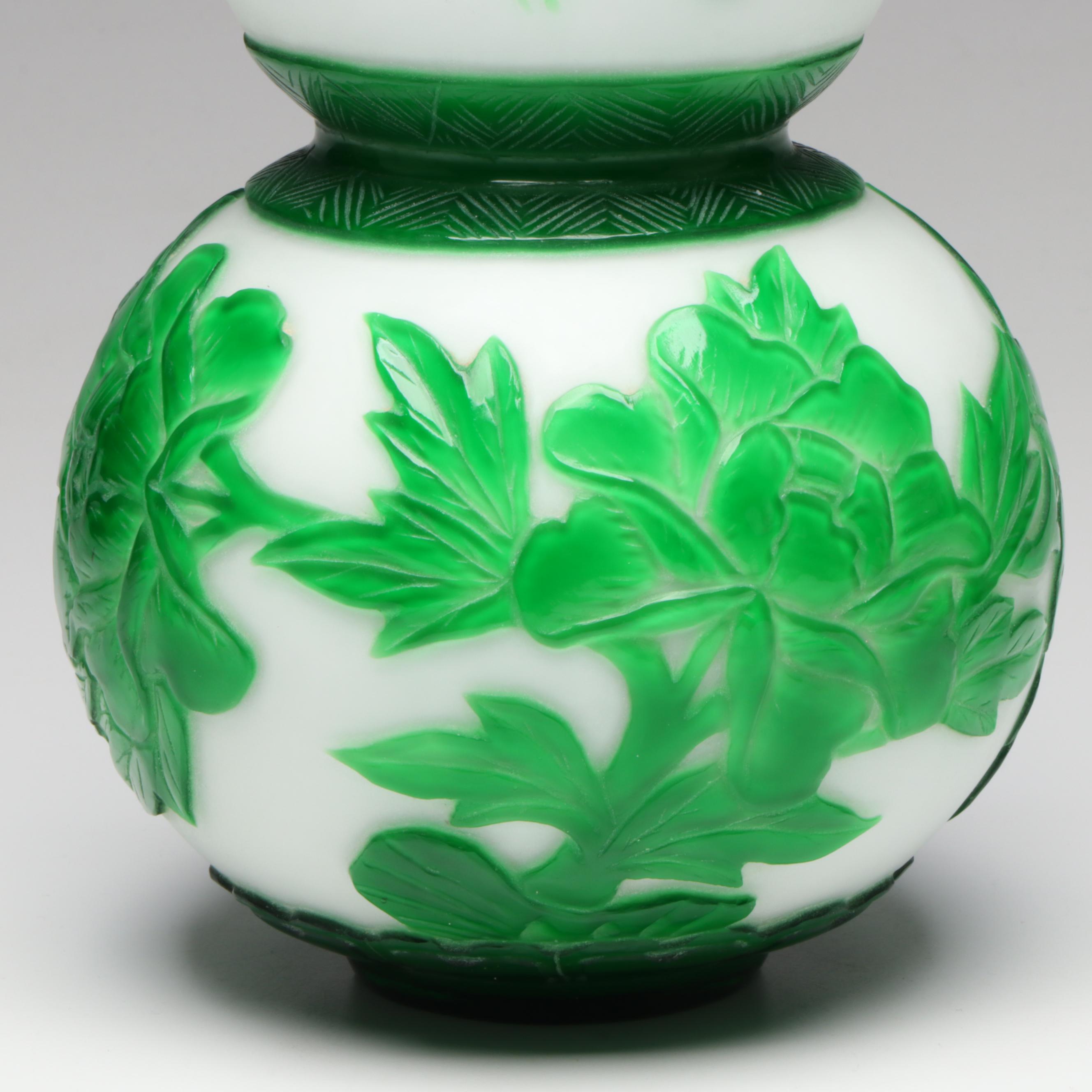 Chinese Cameo Glass Gourd Vase, Early to Mid-20th Century