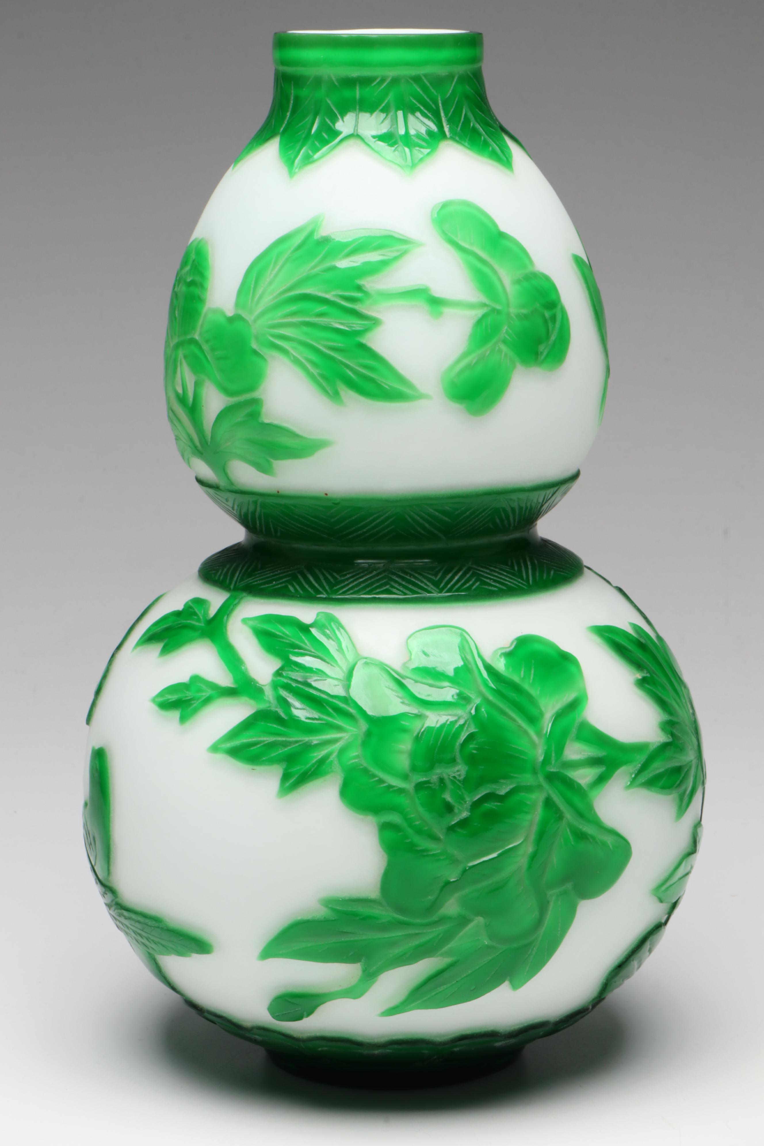 Chinese Cameo Glass Gourd Vase, Early to Mid-20th Century