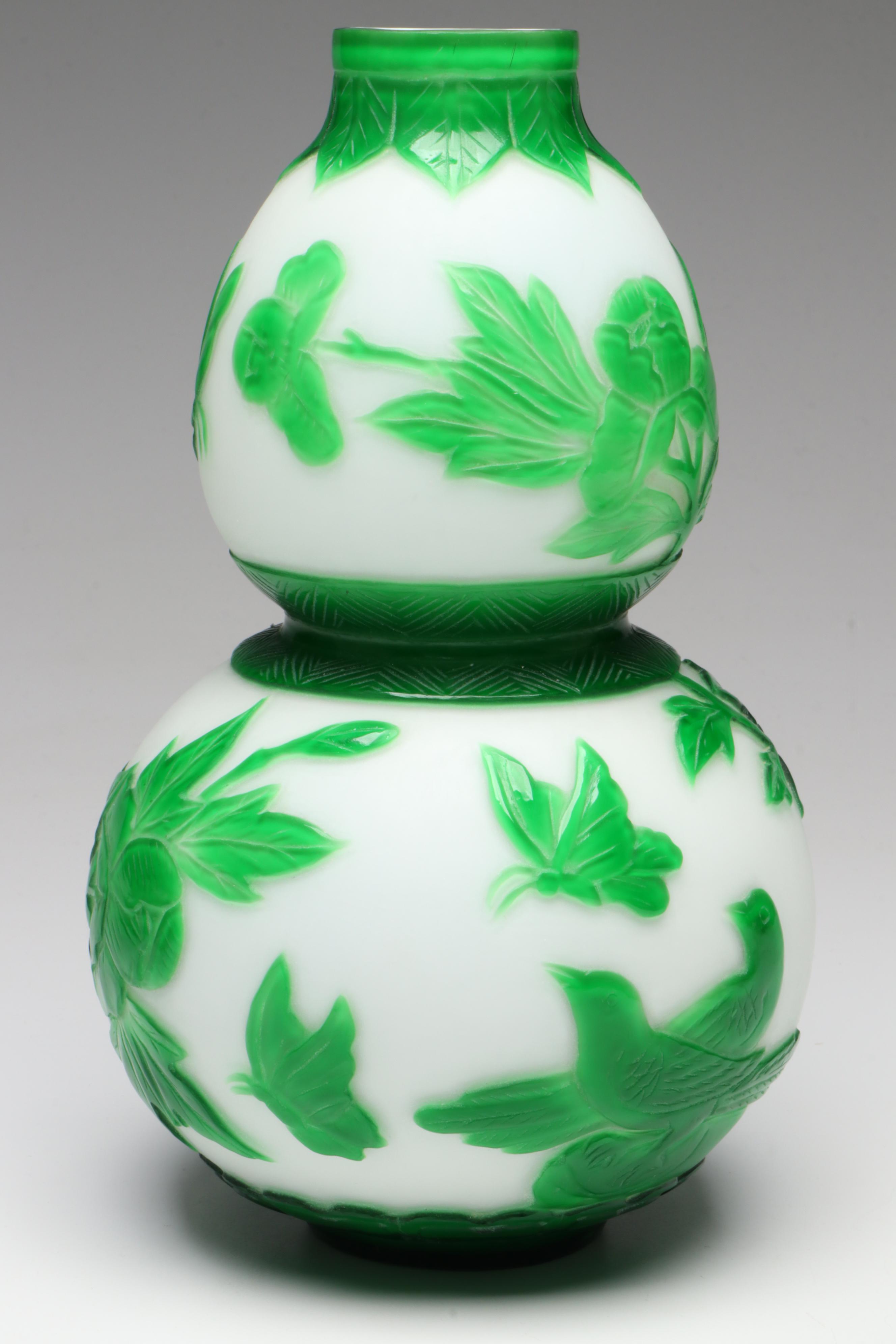 Chinese Cameo Glass Gourd Vase, Early to Mid-20th Century