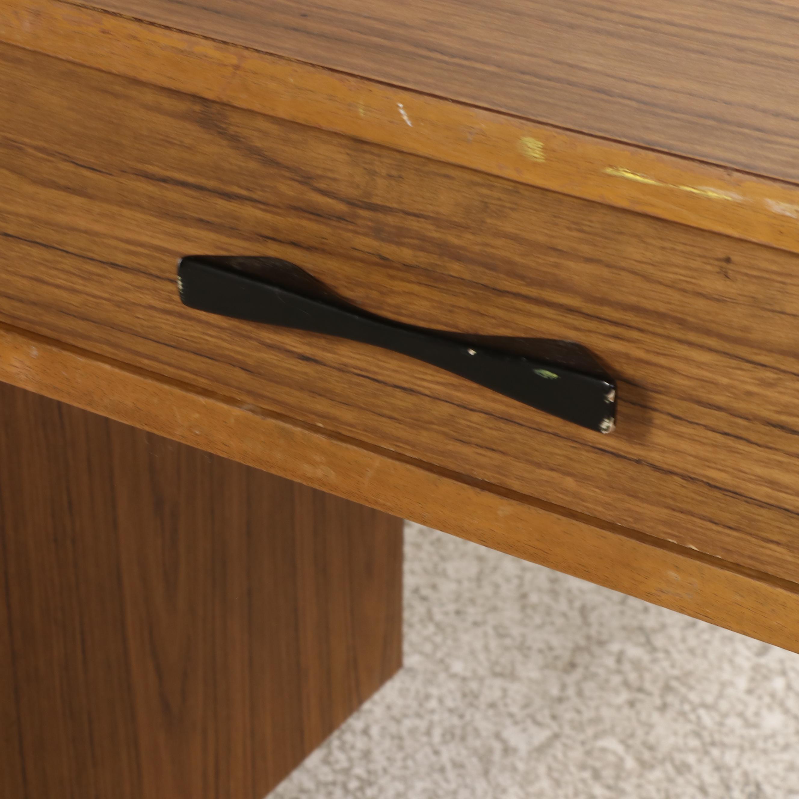 Mid Century Modern Walnut Finish Desk, Mid to Late 20th Century