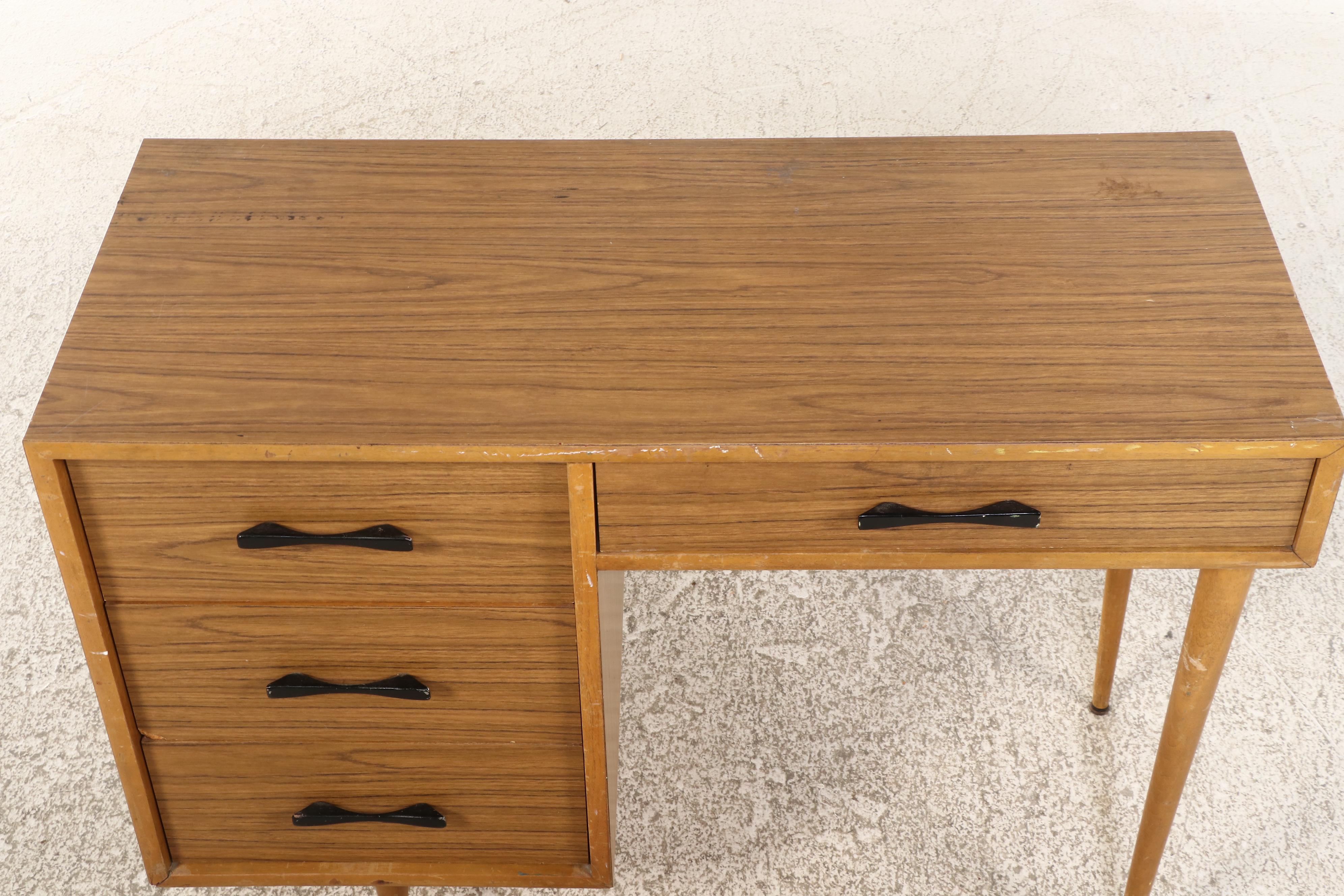 Mid Century Modern Walnut Finish Desk, Mid to Late 20th Century